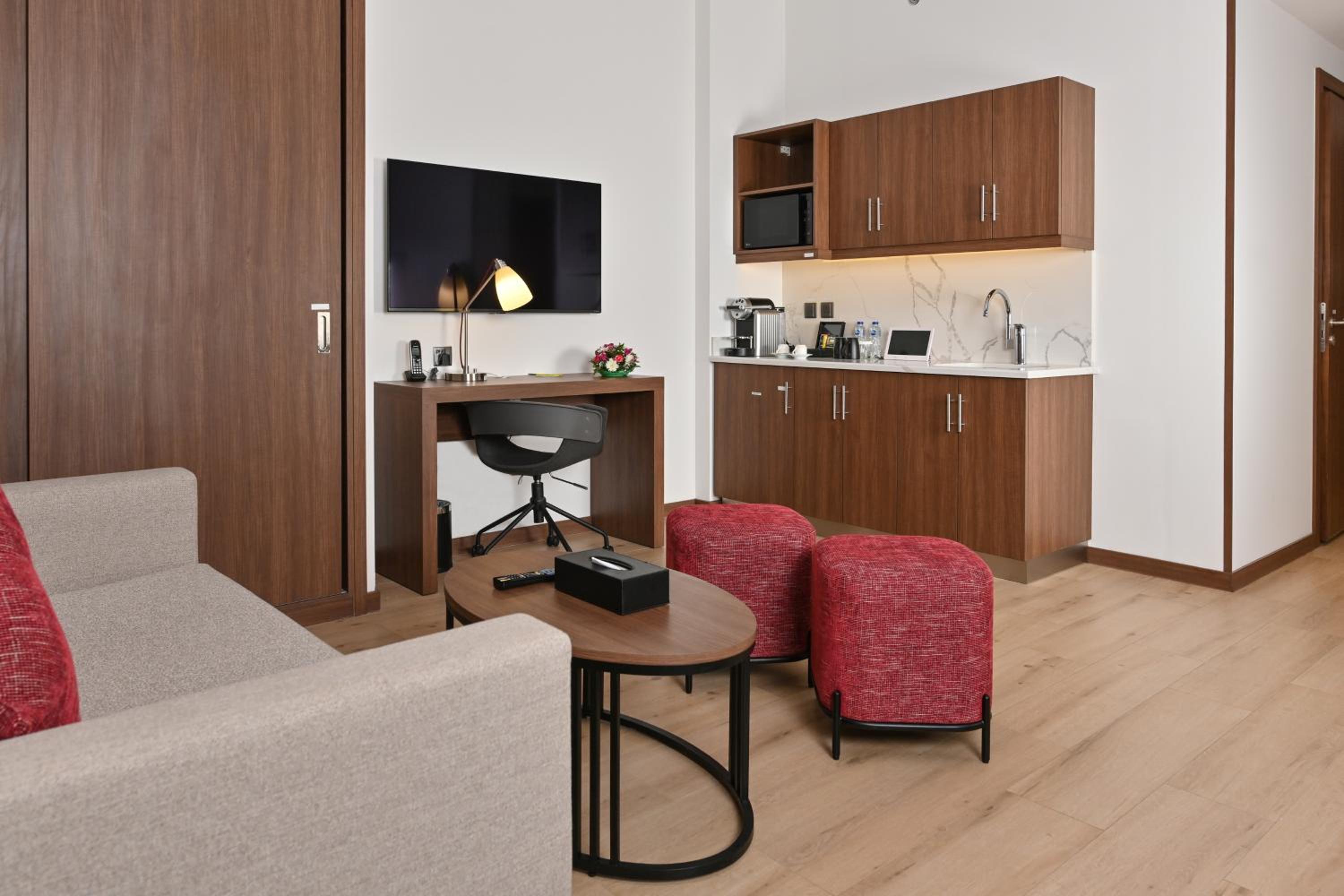 Studio King Suite - Accessible/Non Smoking - Photo 3