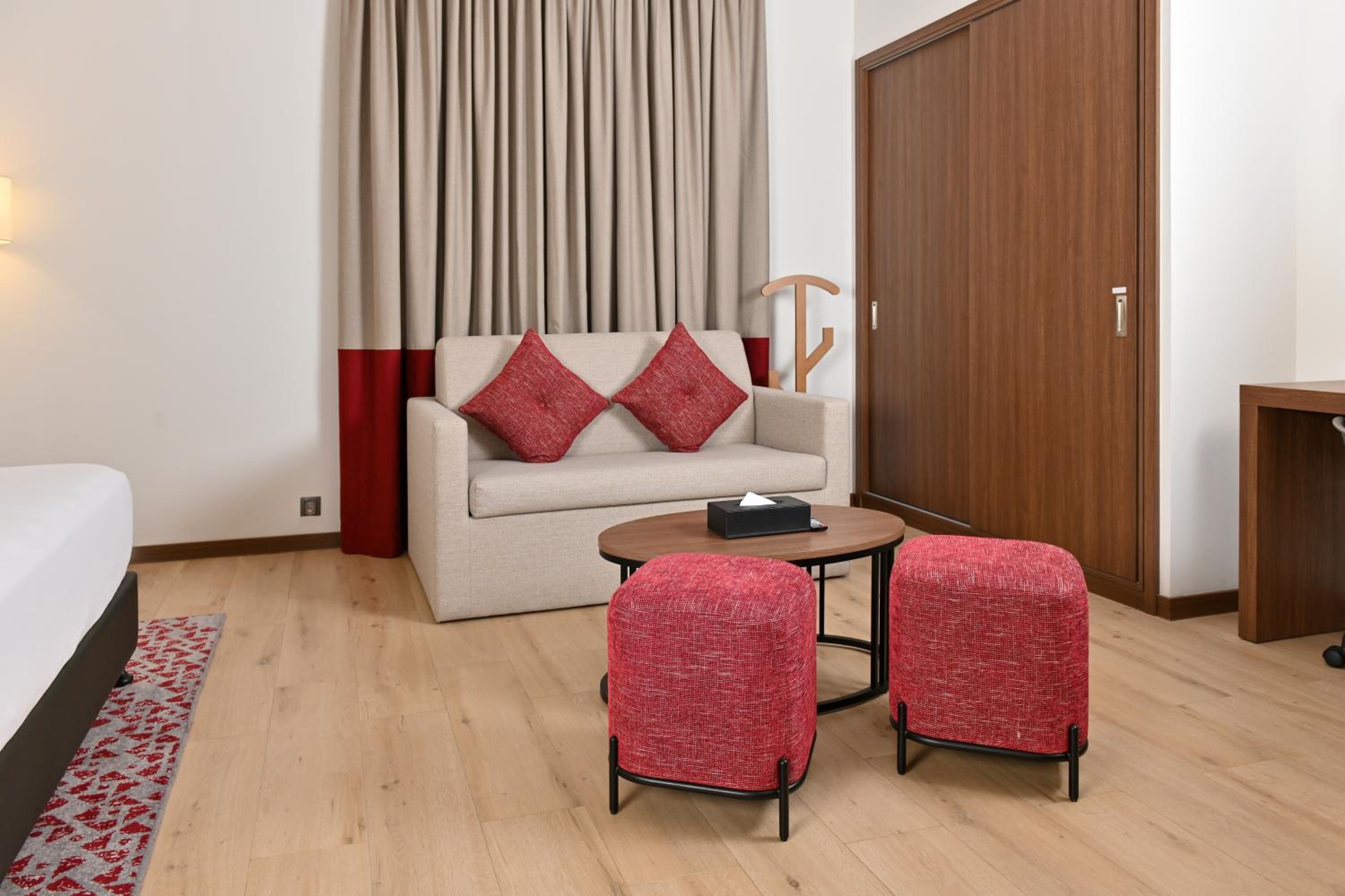 Studio King Suite - Accessible/Non Smoking - Photo 9