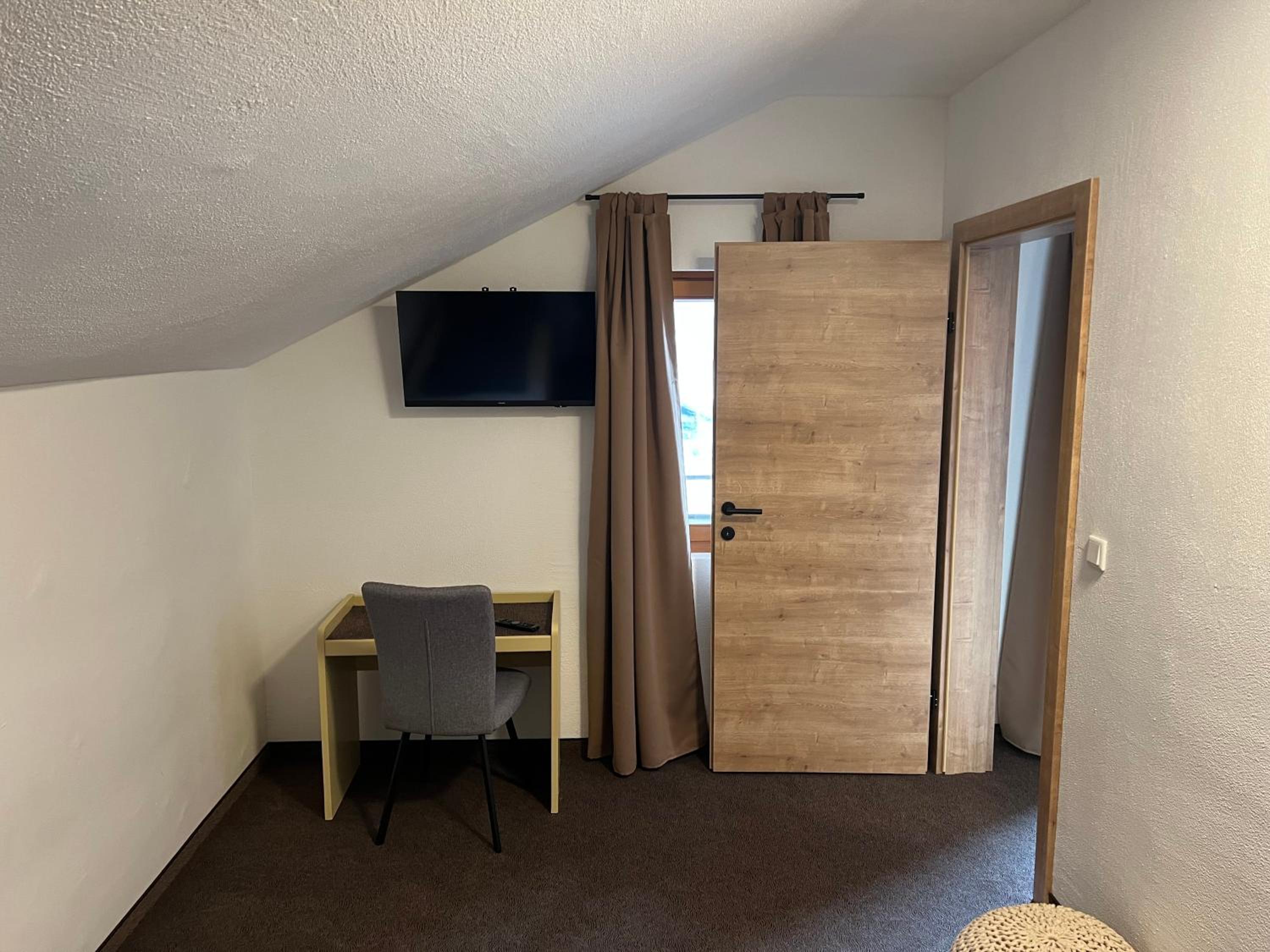Double Room - Photo 12