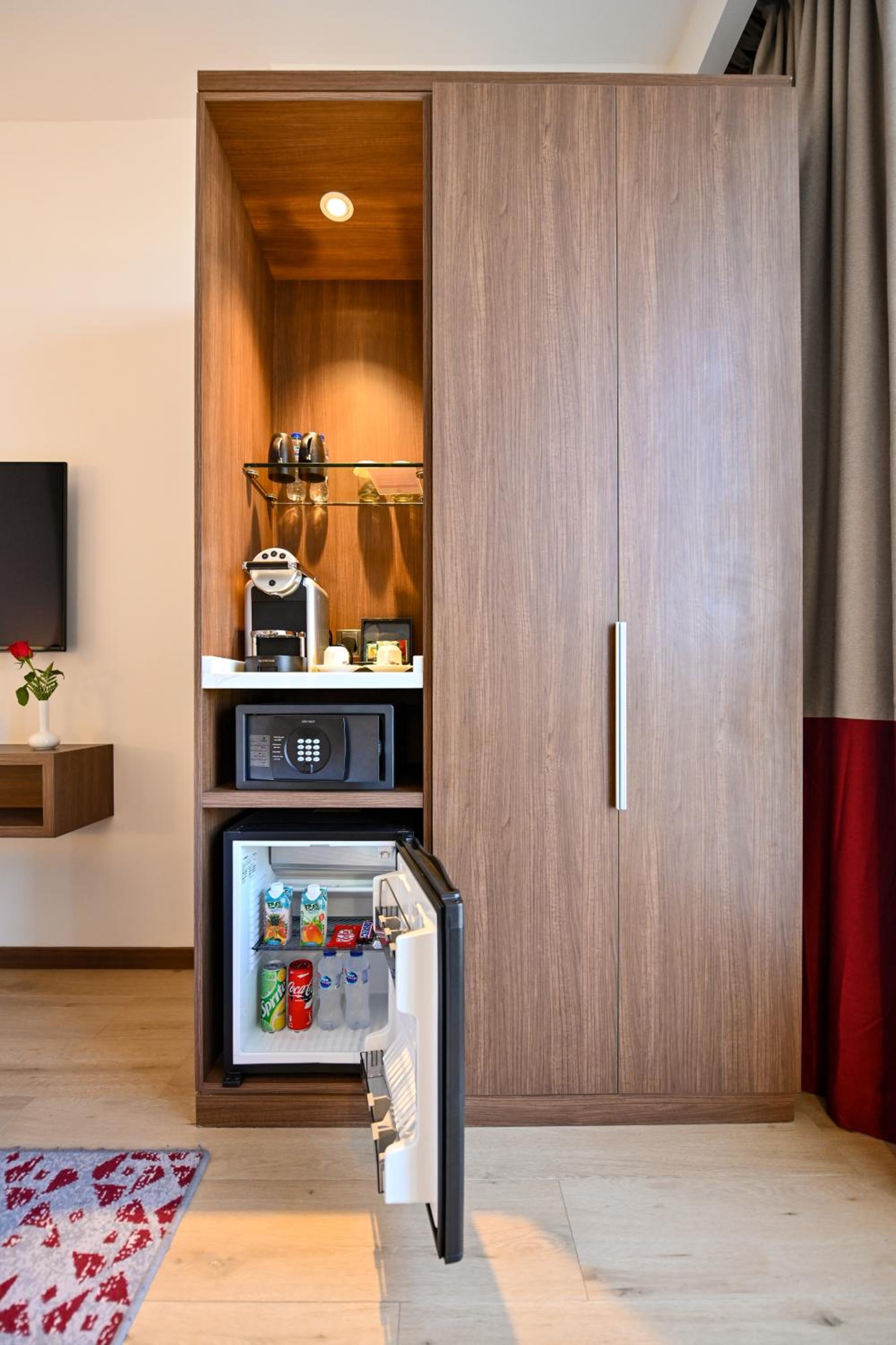 Standard King Room - Photo 5