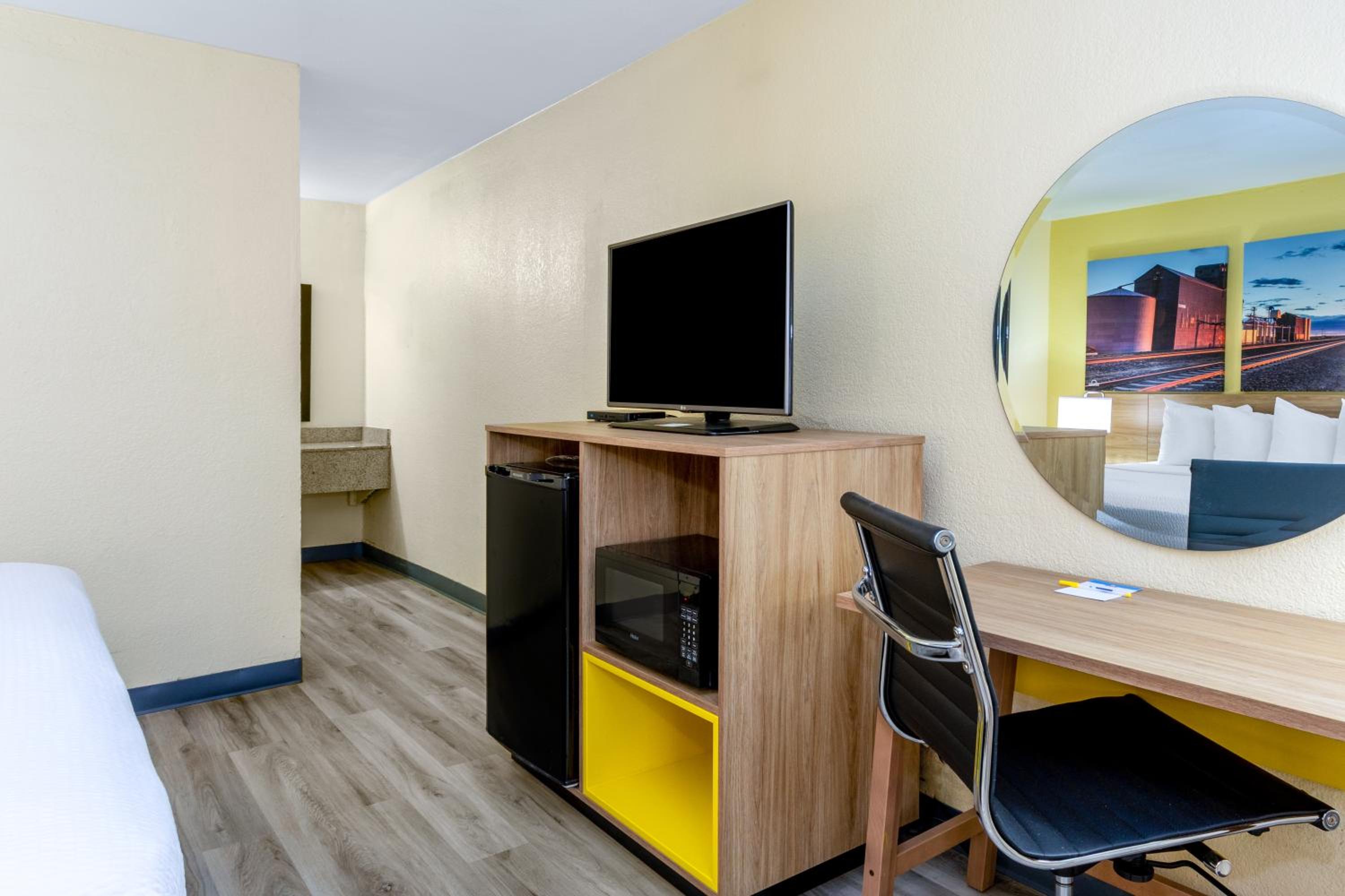 King Room - Non-Smoking - Photo 6