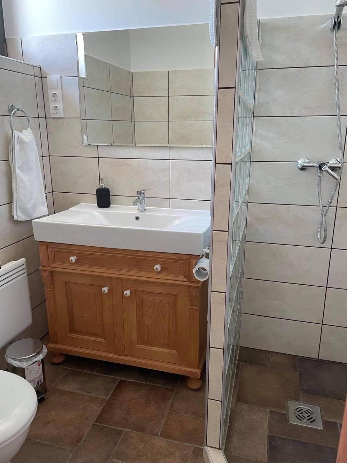 Double or Twin Room with Bathroom - Photo 2