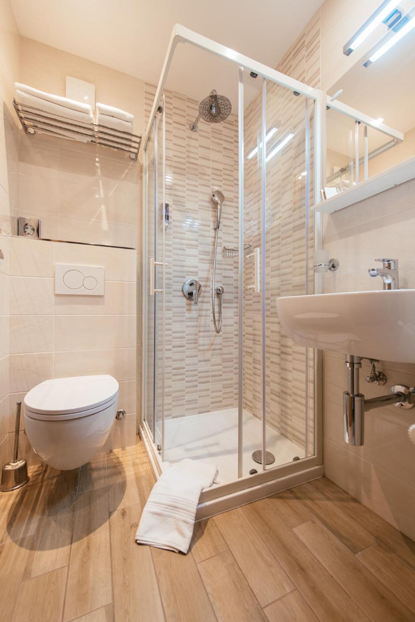 Double Room with Balcony - Photo 6