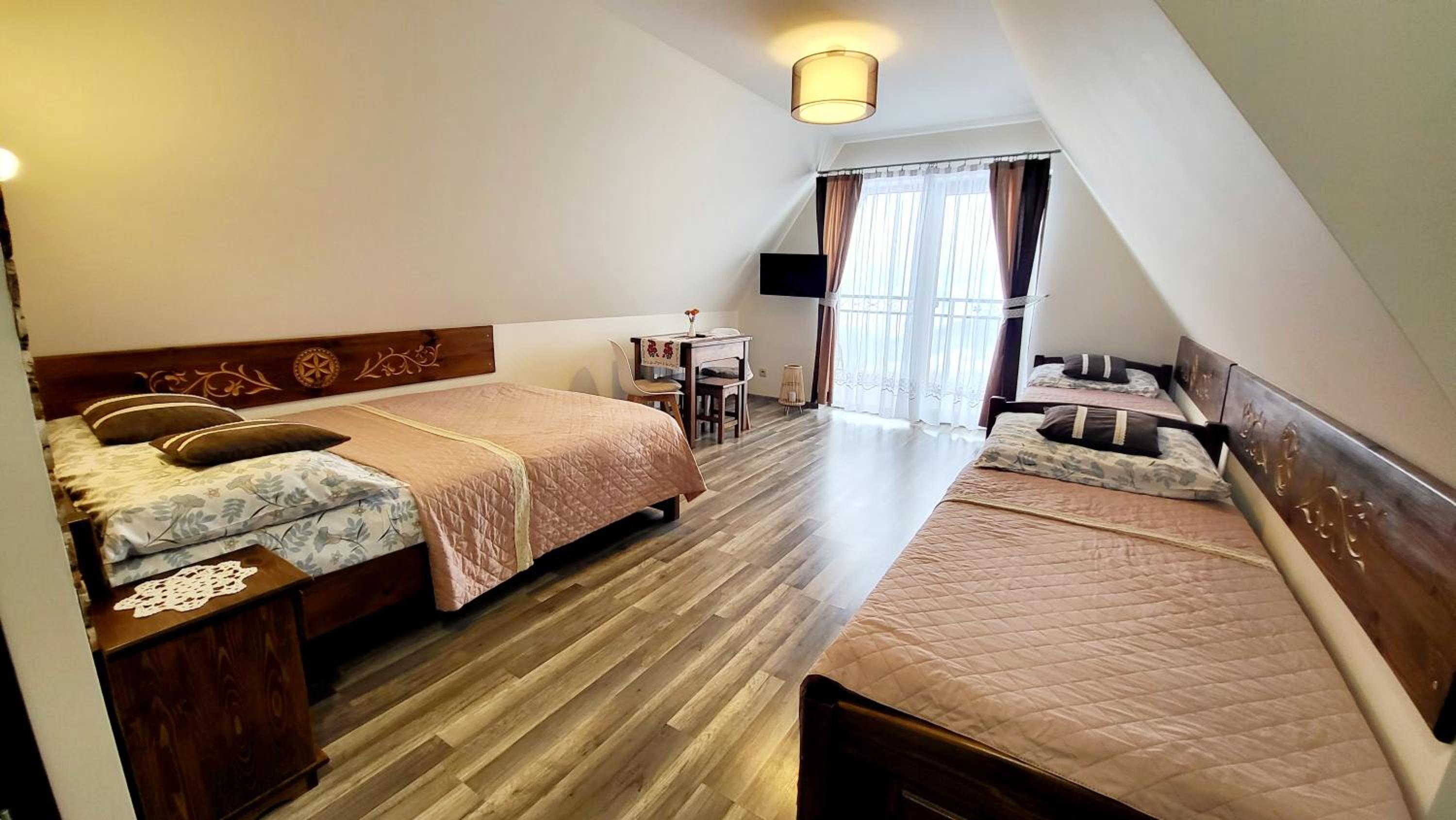 Quadruple Room with Mountain View photo 2