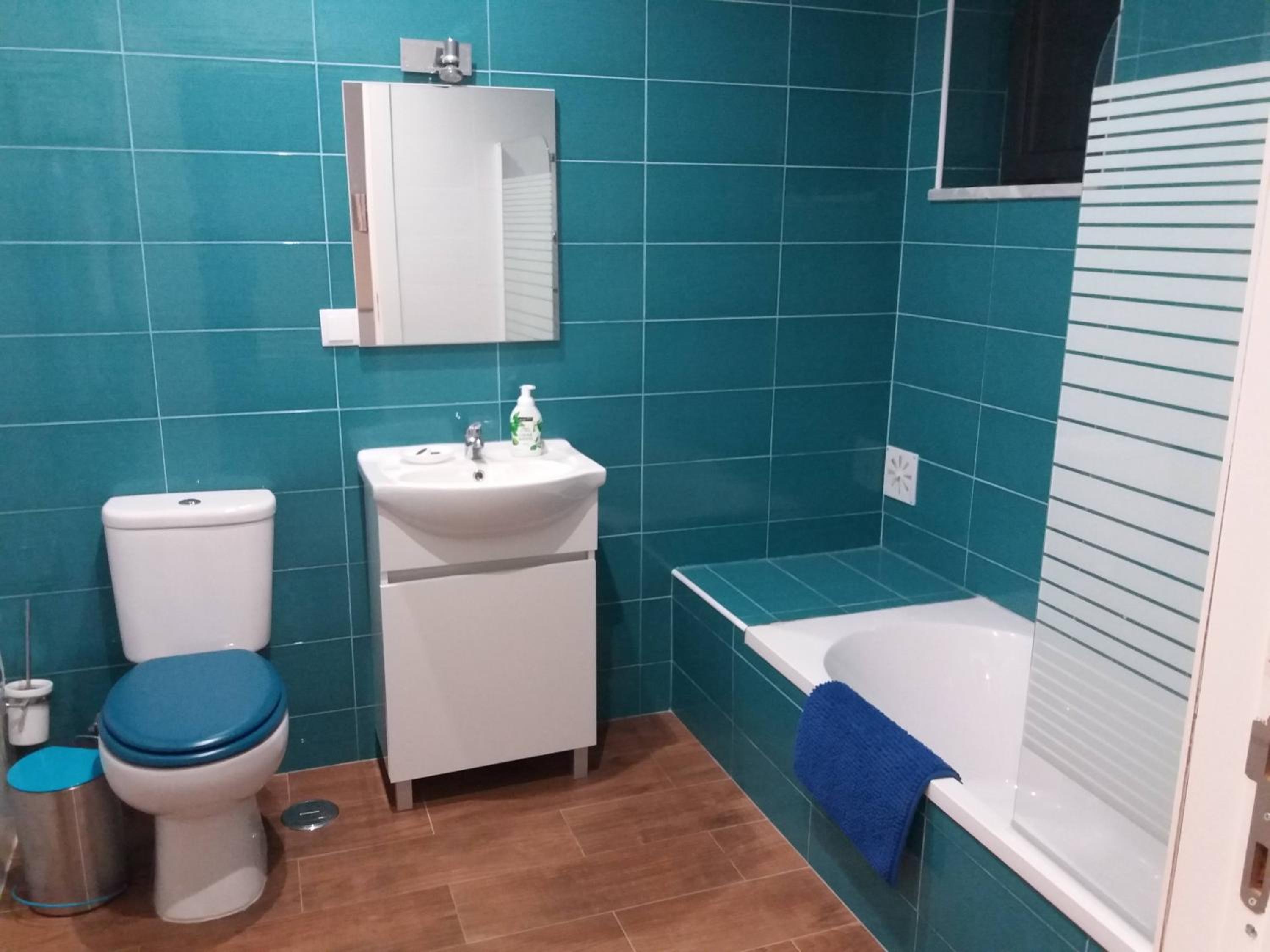Twin Room with Private Bathroom photo 2
