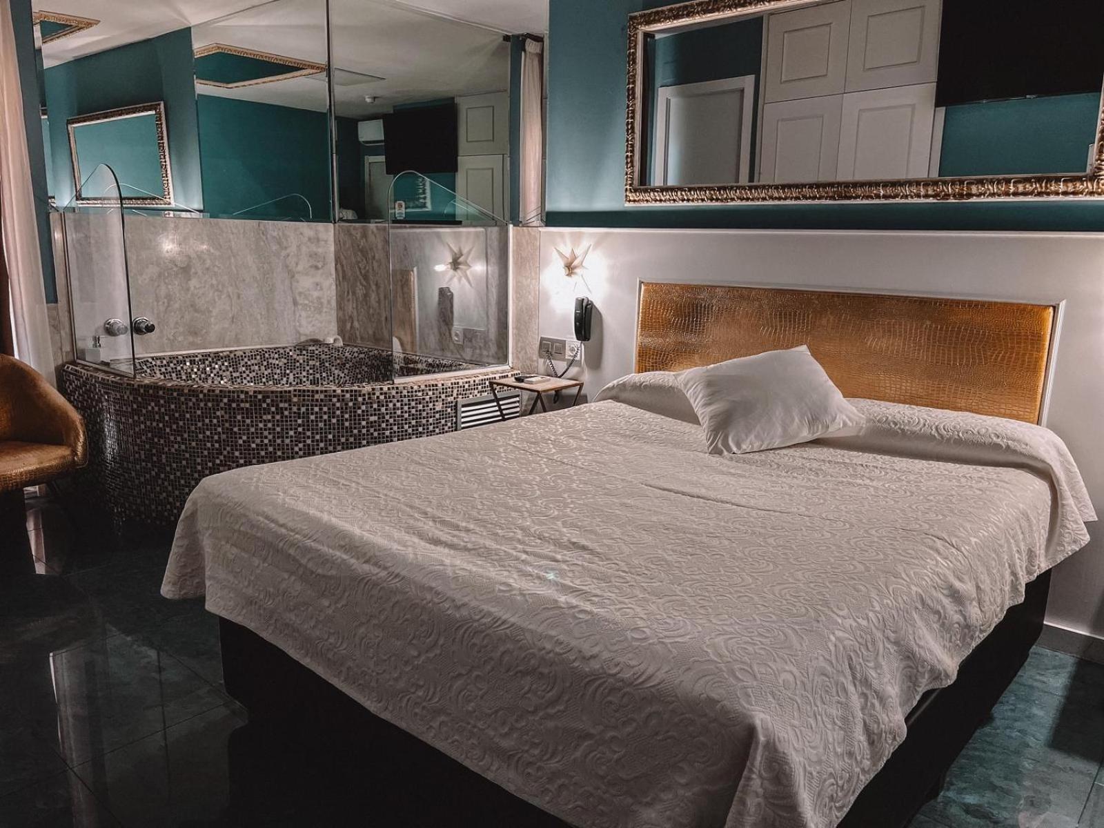 Junior Suite with Hot Tub photo 3