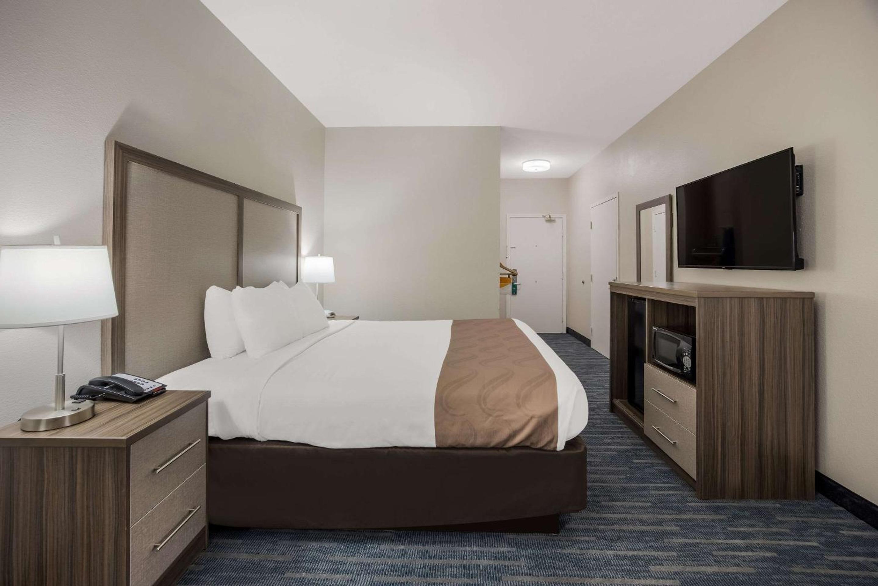King Room - Accessible/Non-Smoking - Photo 7
