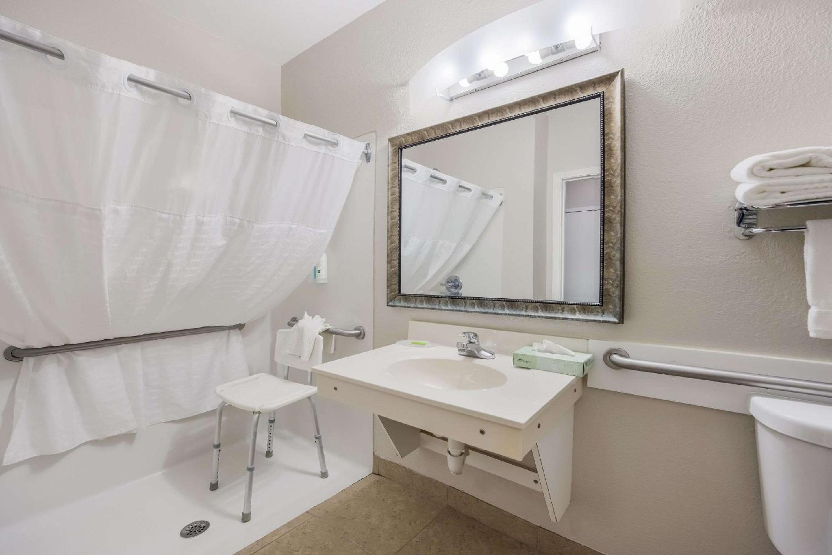 King Room - Accessible/Non-Smoking - Photo 8