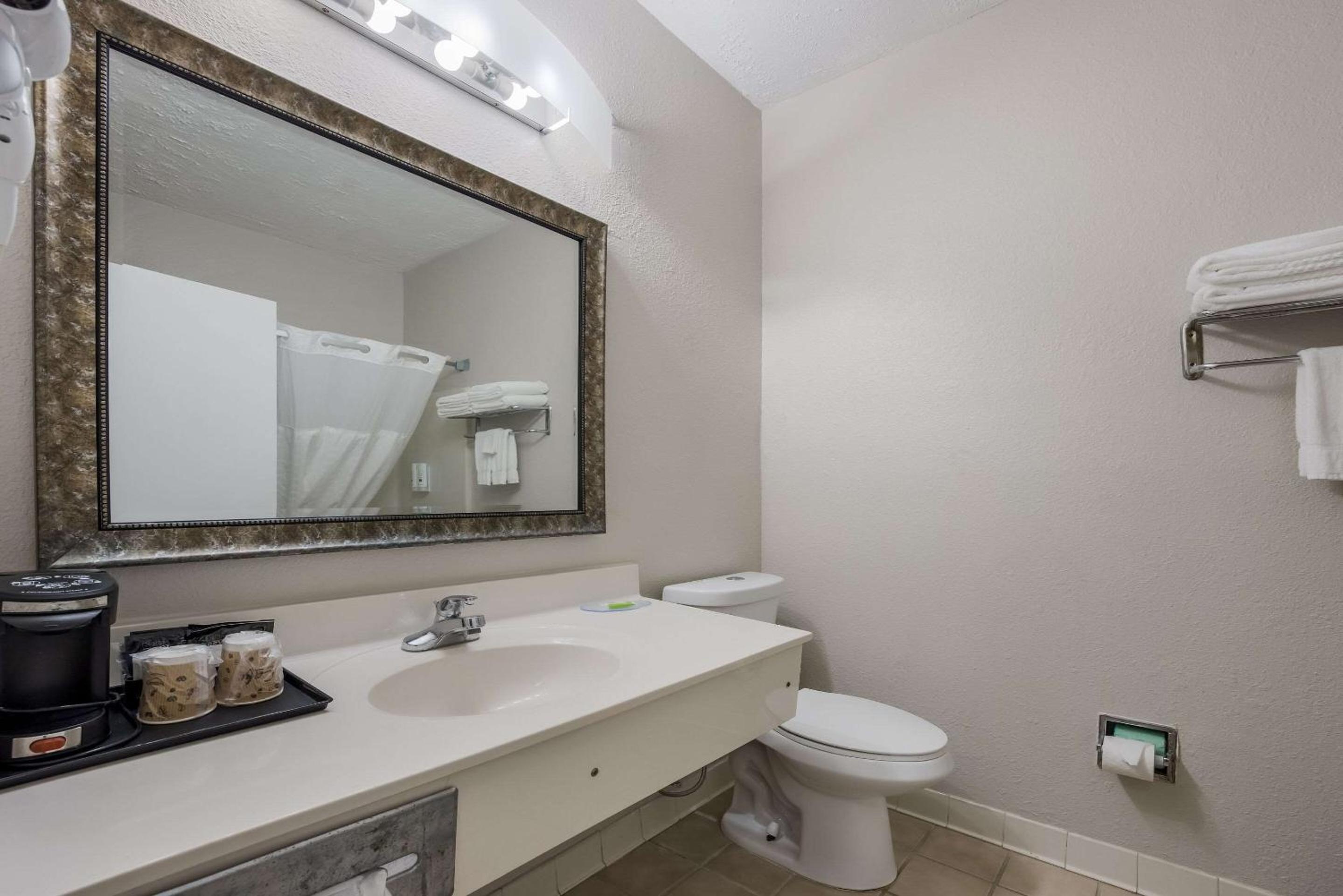 King Room - Non-Smoking - Upper Floor - Photo 2