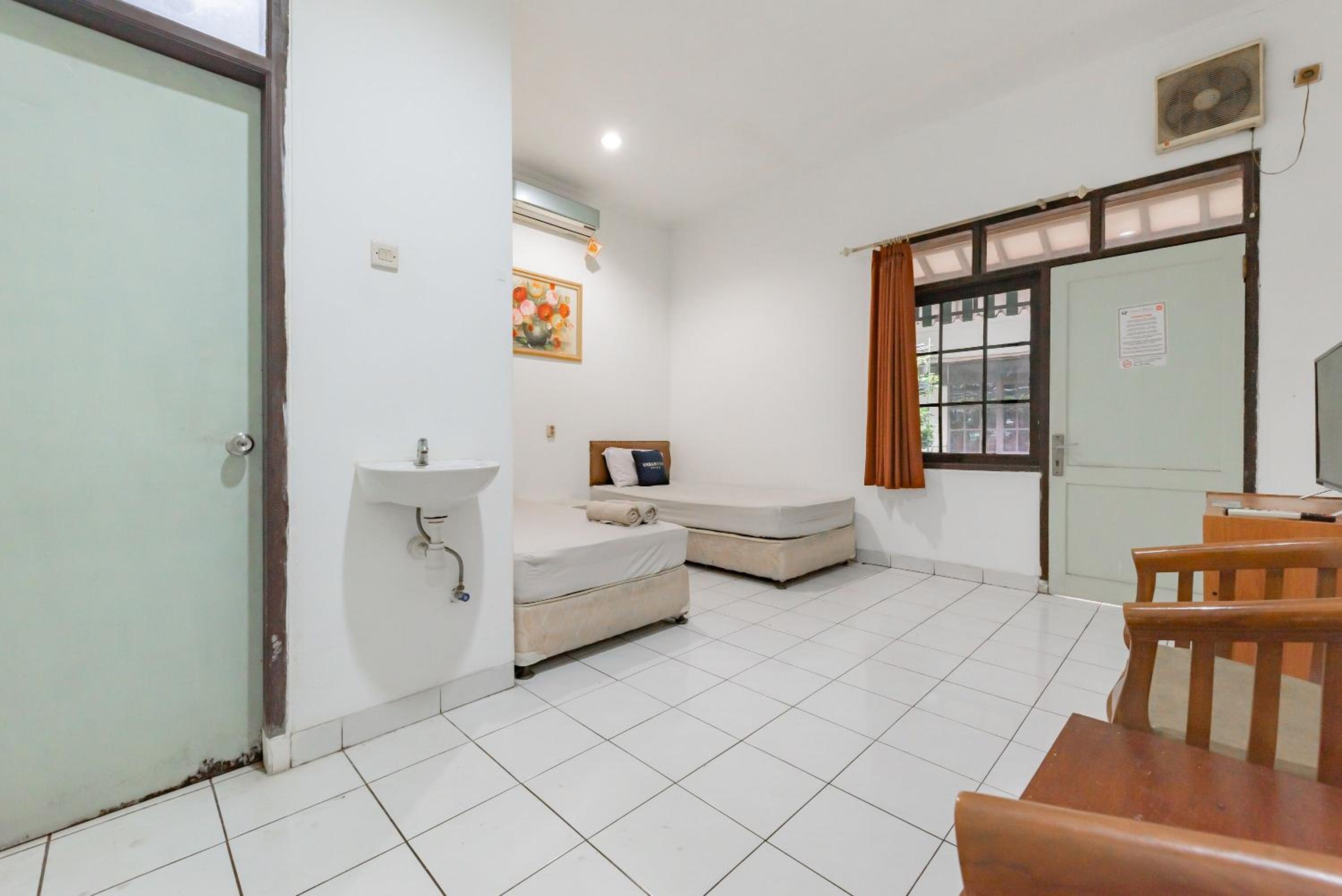 Standard Twin Room - Photo 3