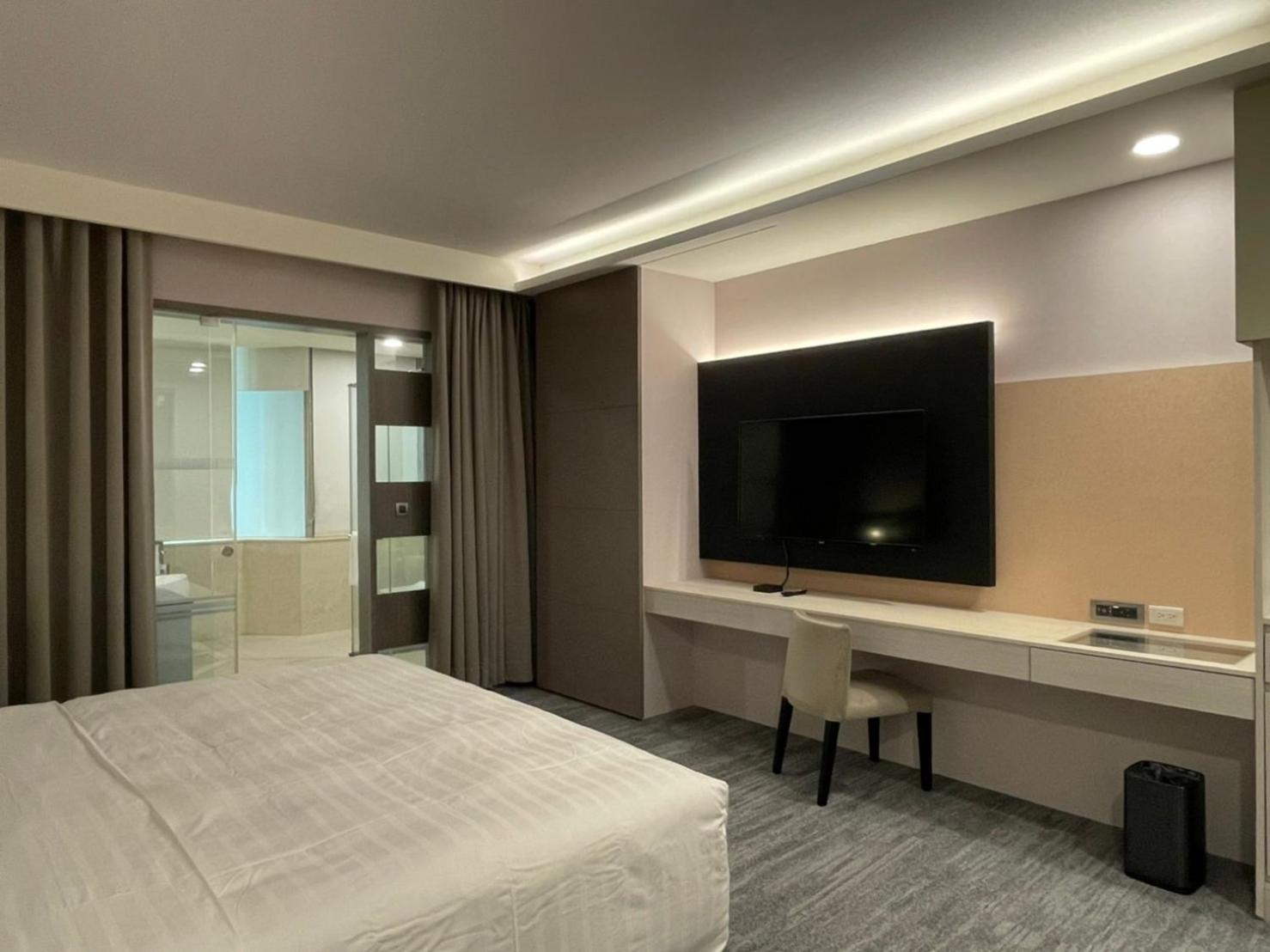 Deluxe Double Room - Photo 11