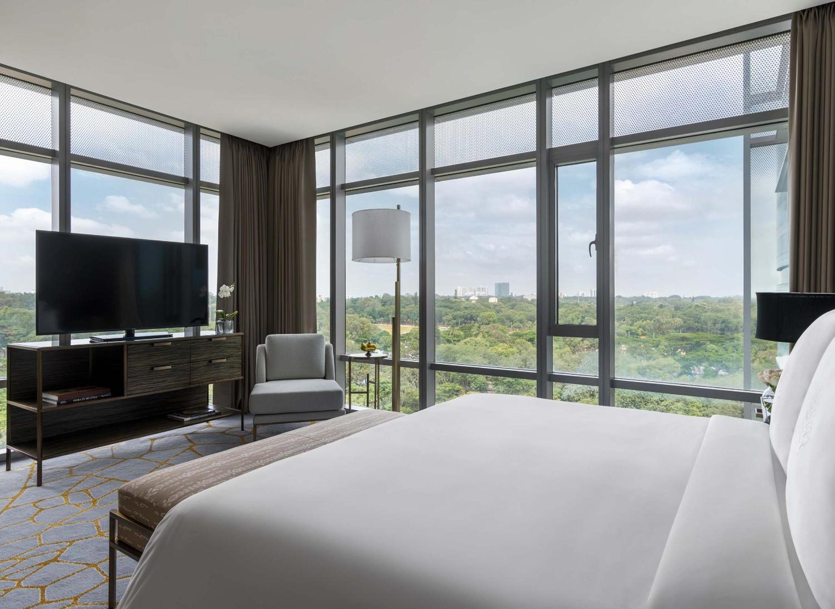 Executive Corner Suite
