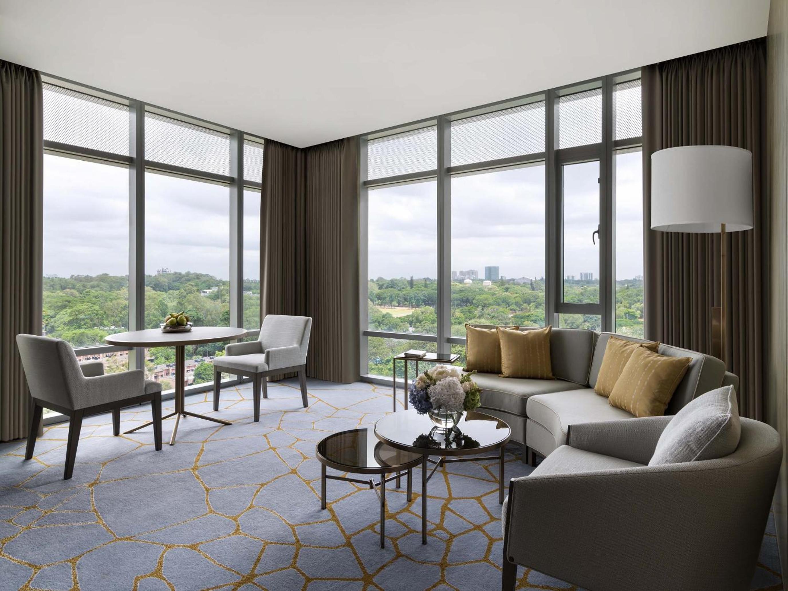 Executive Corner Suite
