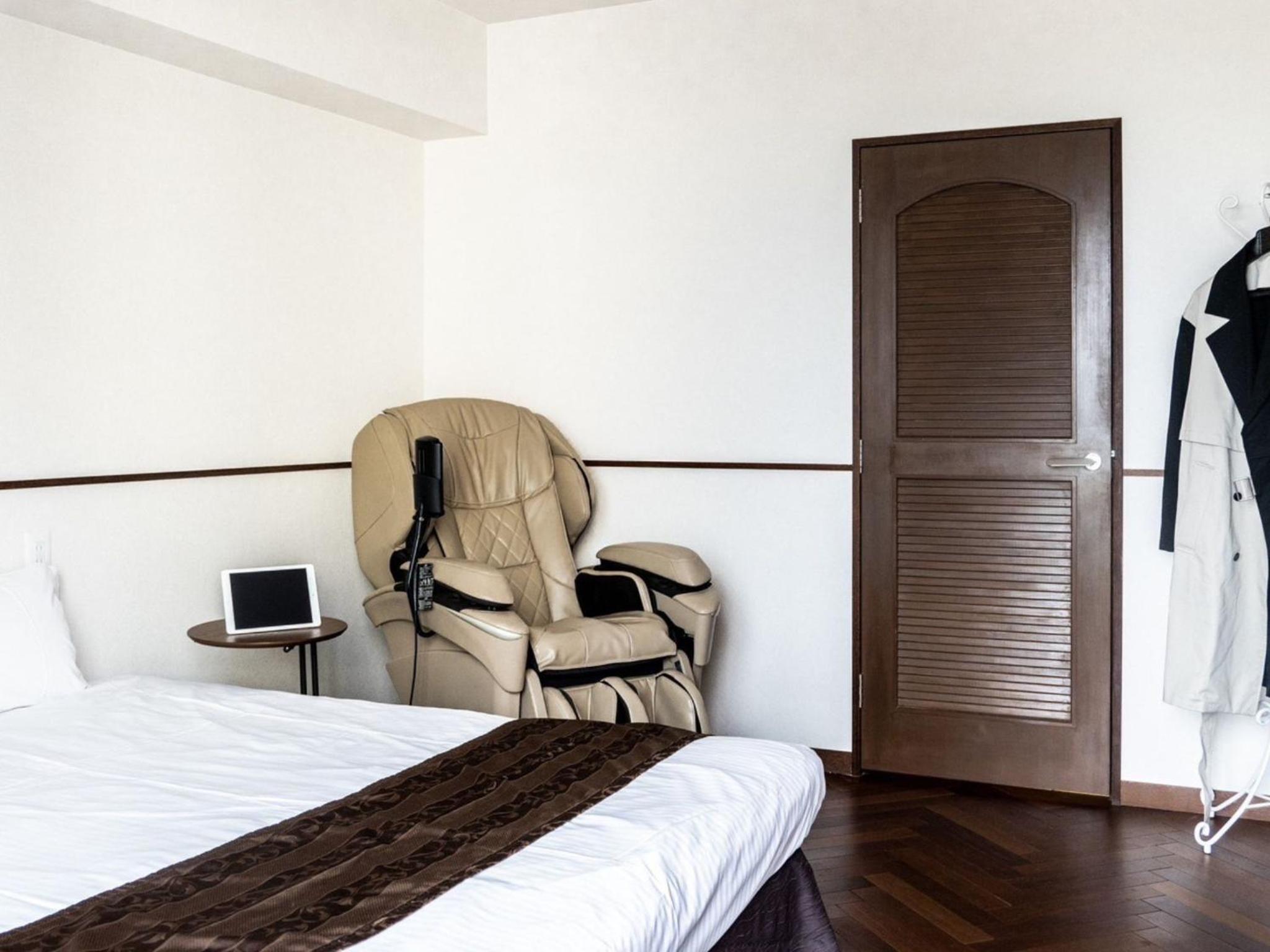 Theater Double Room with Private Sauna and Massage Chair -Non-Smoking