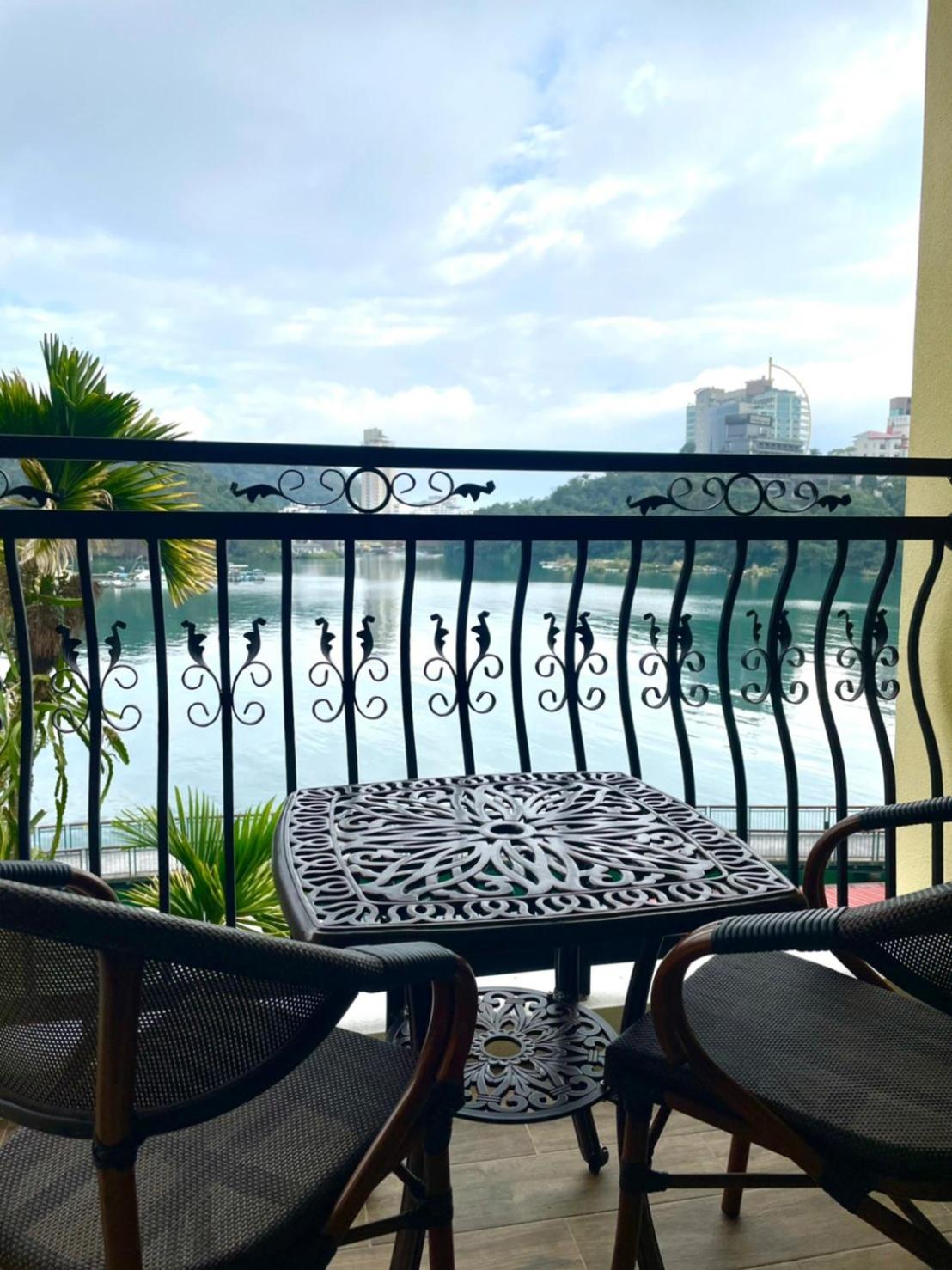 King Room with Lake View photo 2