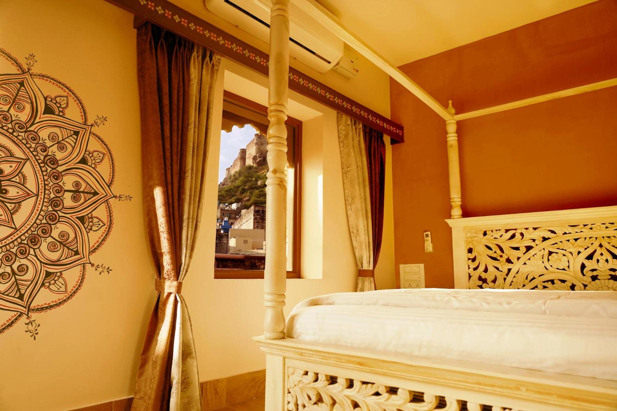 King Suite with Balcony - Photo 11