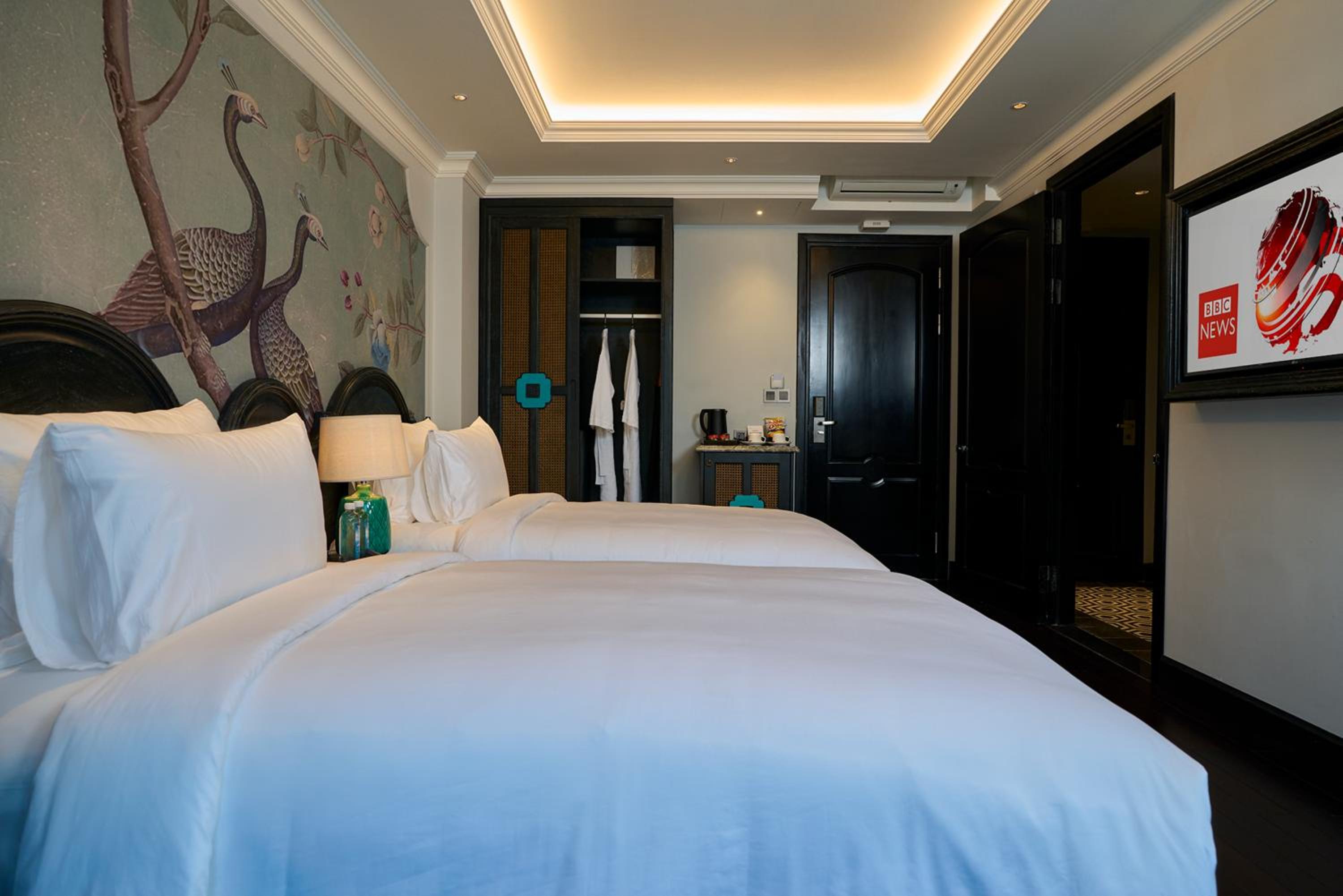 Connecting Suite With Balcony - Photo 6