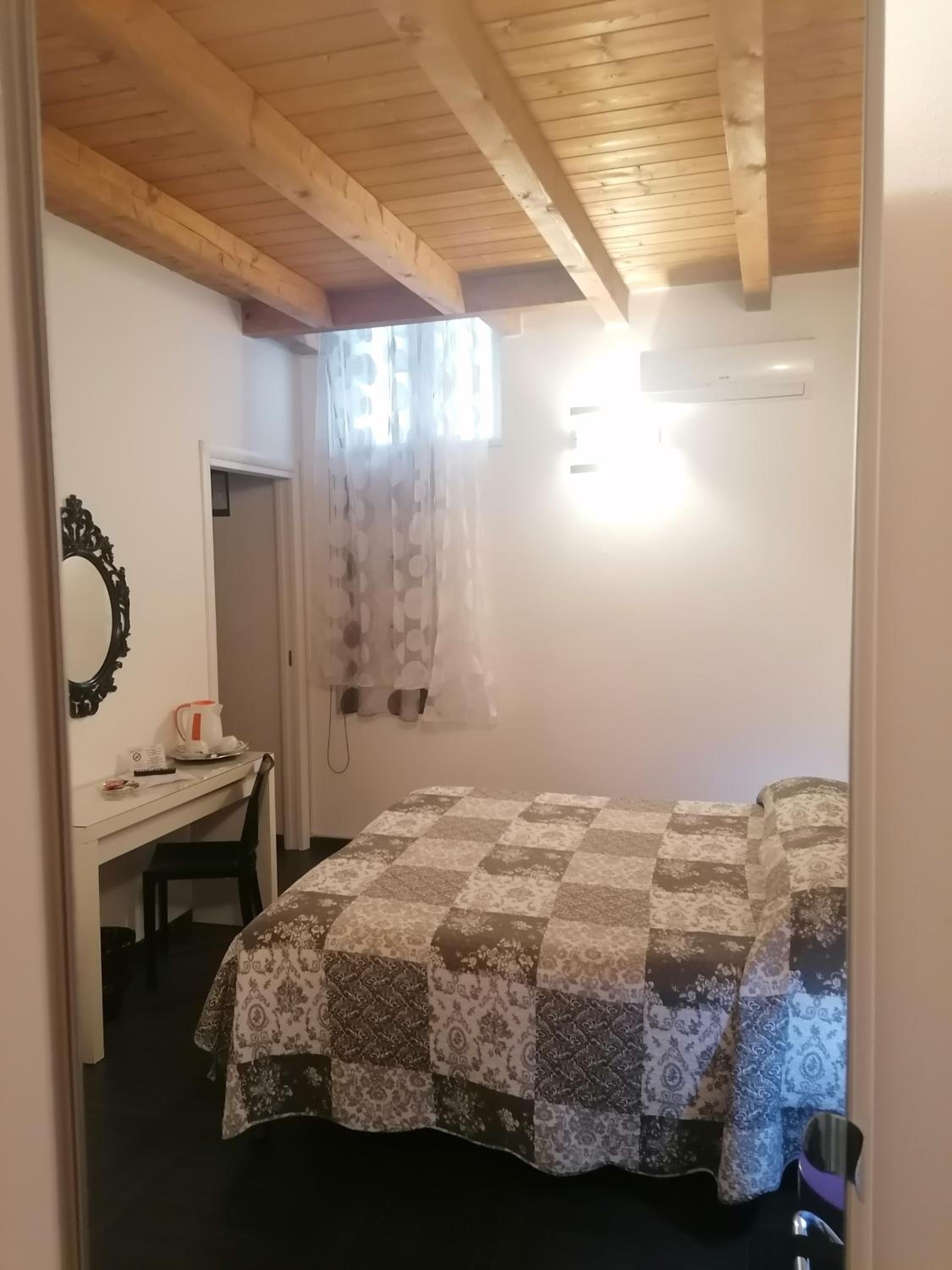 Economy Double Room photo 3
