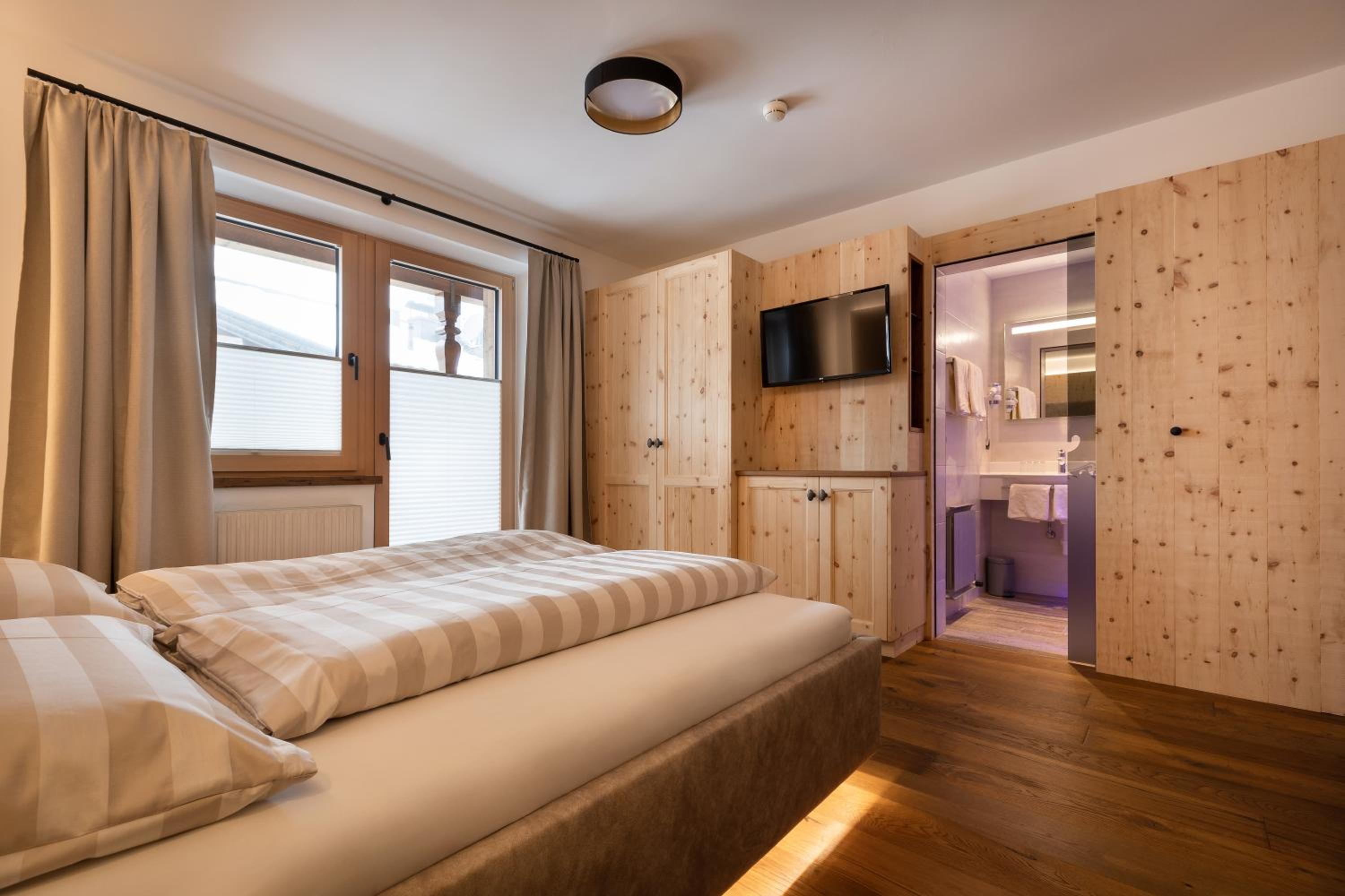 Deluxe Double Room with Balcony - Photo 6