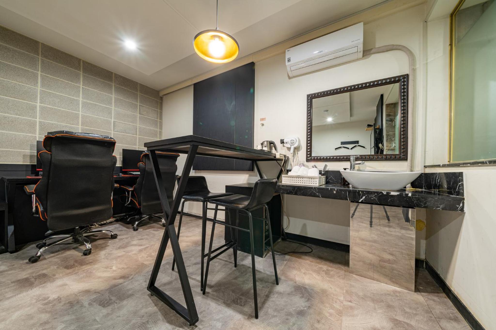 Standard Double Room - Photo 16