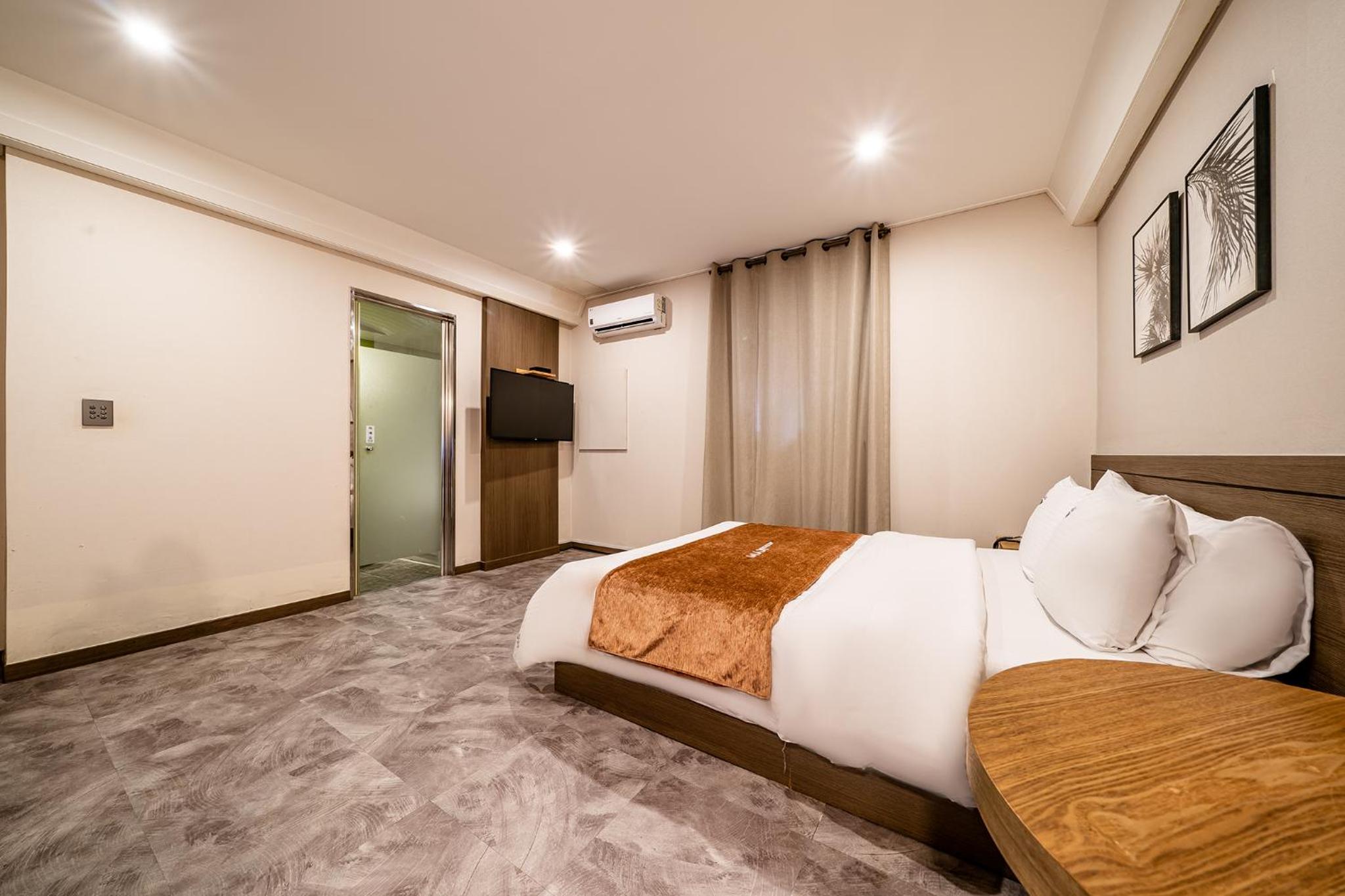 Standard Double Room - Photo 10