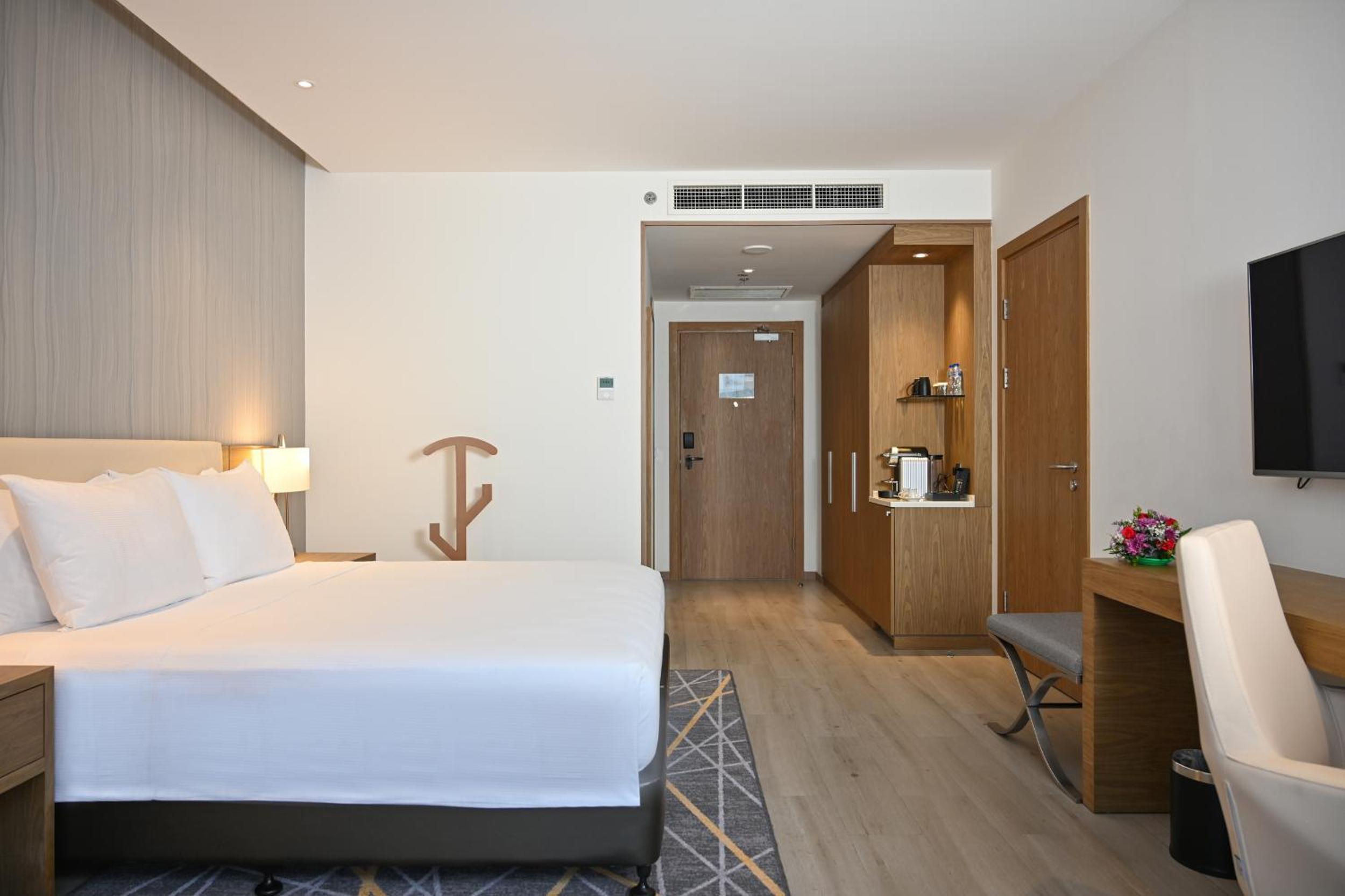 Standard King Room - Photo 5