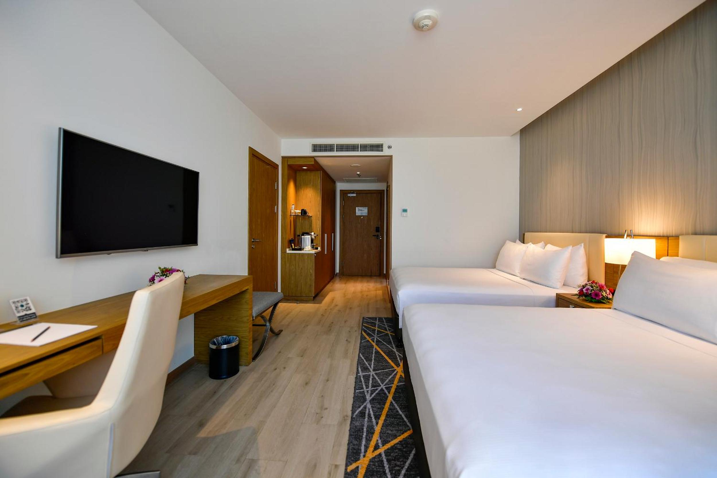 Standard Queen Room with Two Queen Beds - Photo 4