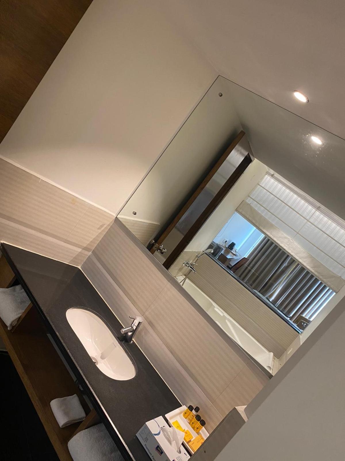 Deluxe Double Room with Bath - Photo 7