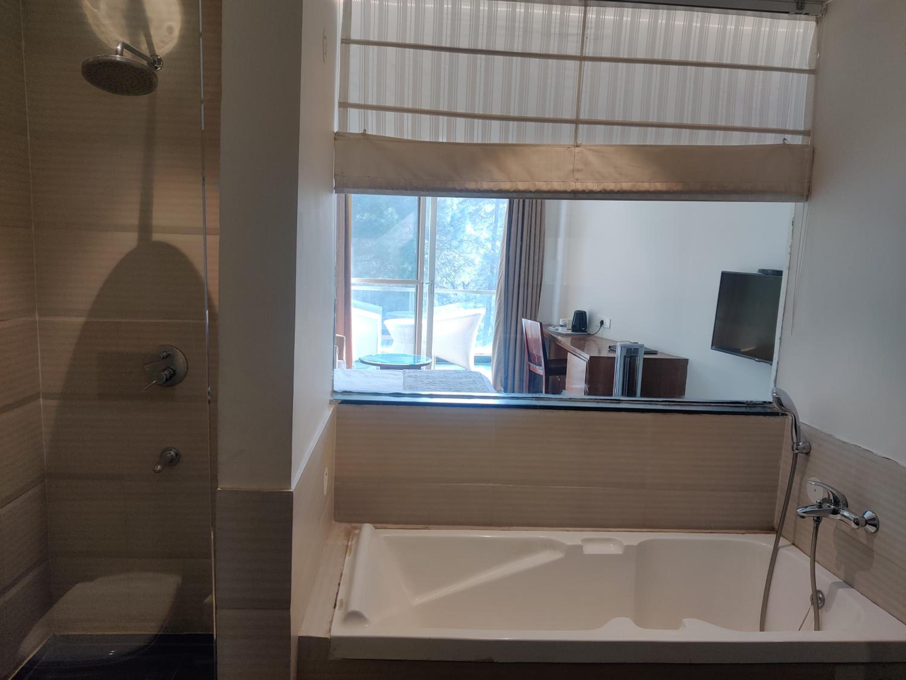 Deluxe Double Room with Bath - Photo 6