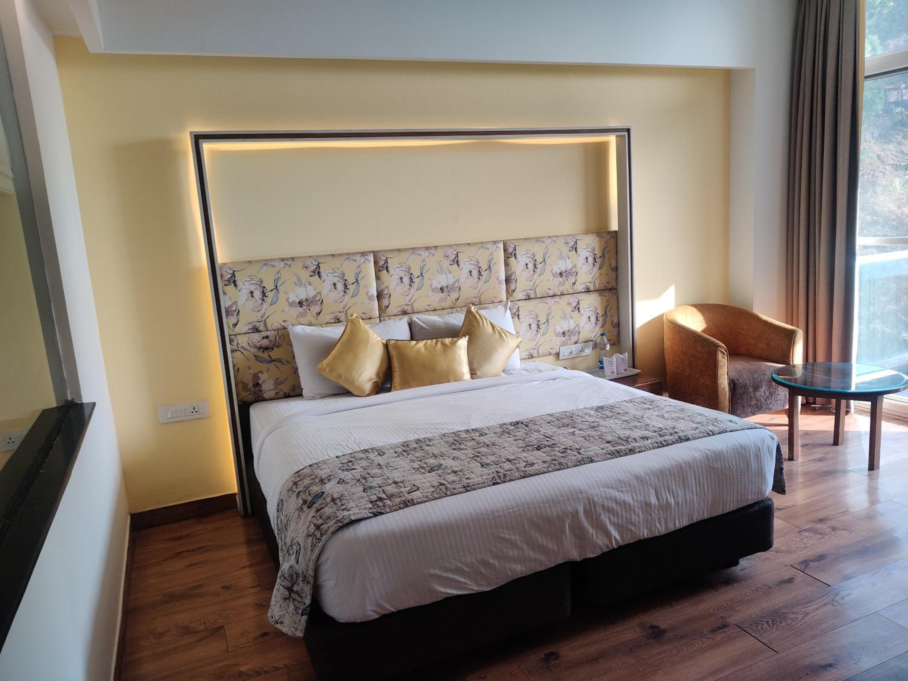 Deluxe Double Room with Balcony - Photo 5