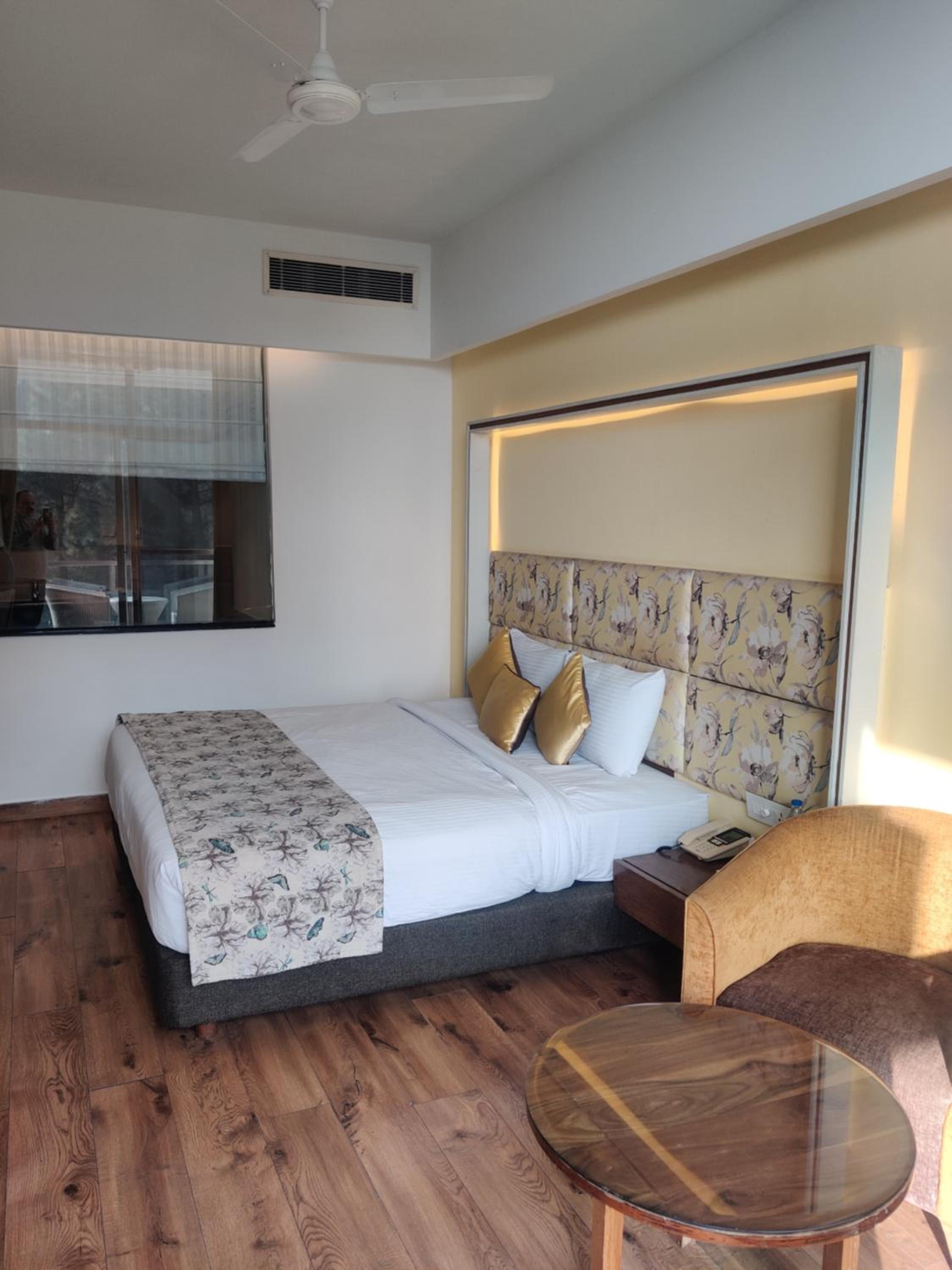 Deluxe Double Room with Balcony - Photo 4