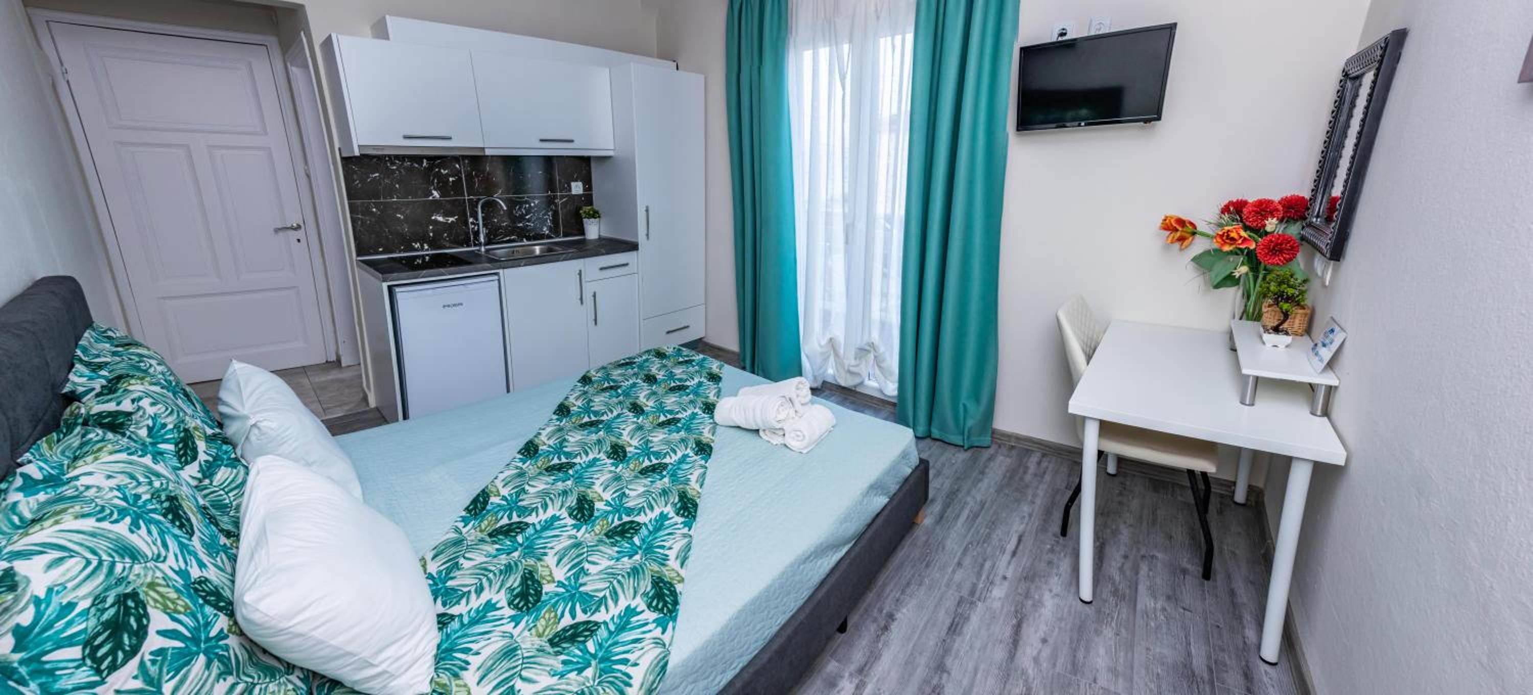 Deluxe Double Room with Side Sea View