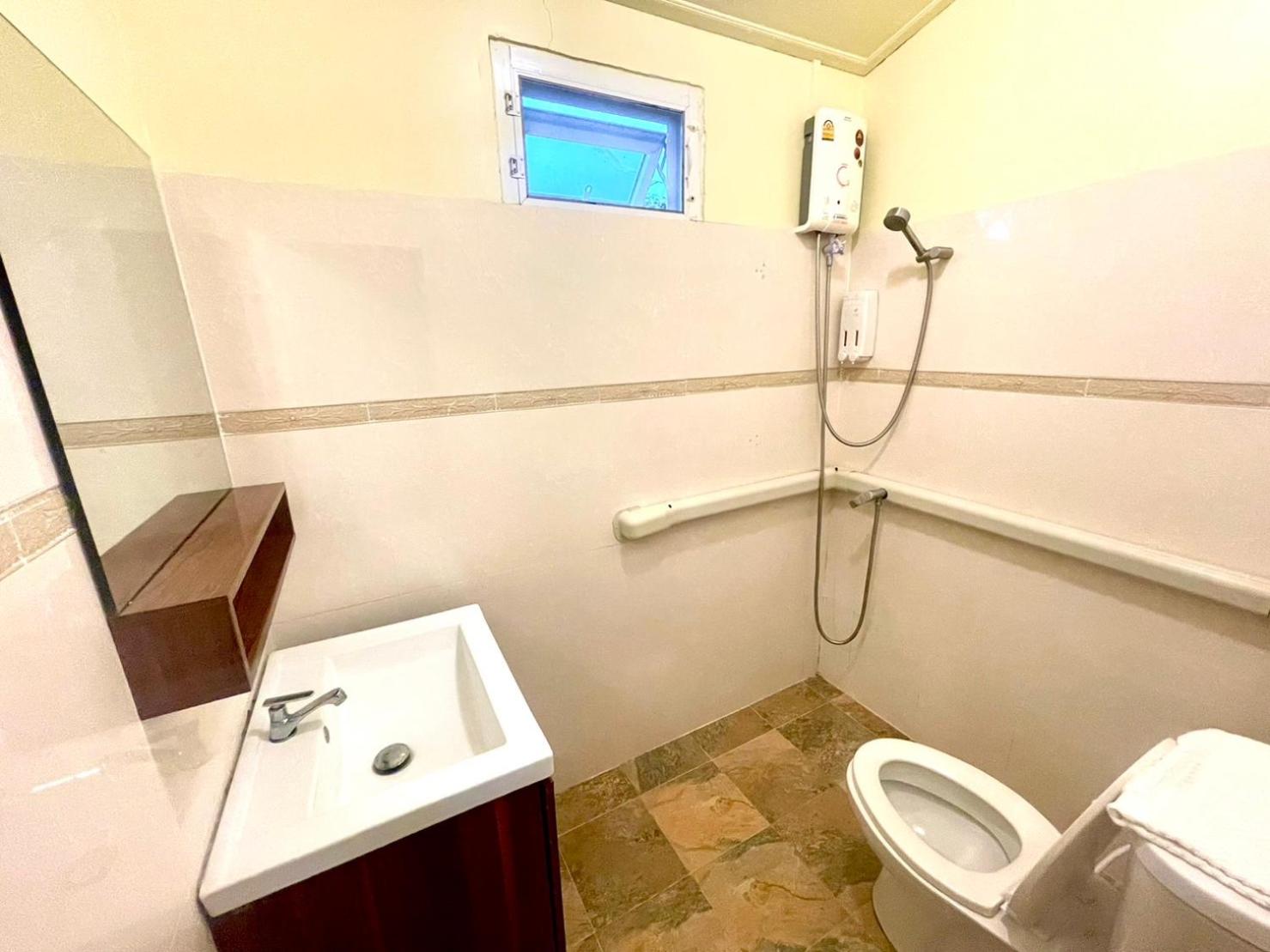 Twin Room with Private Bathroom - Photo 4