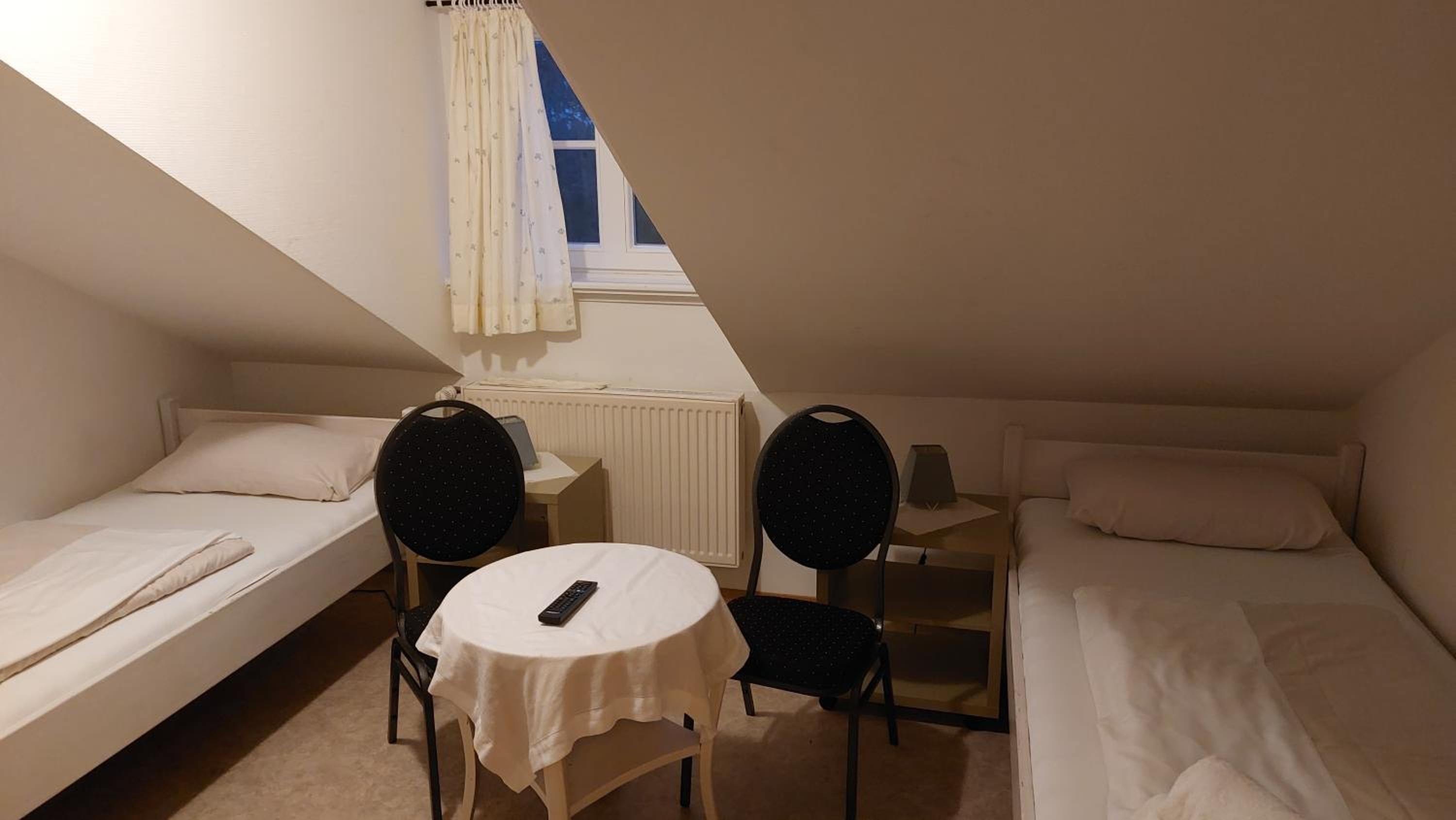 Small Twin Room - Photo 4
