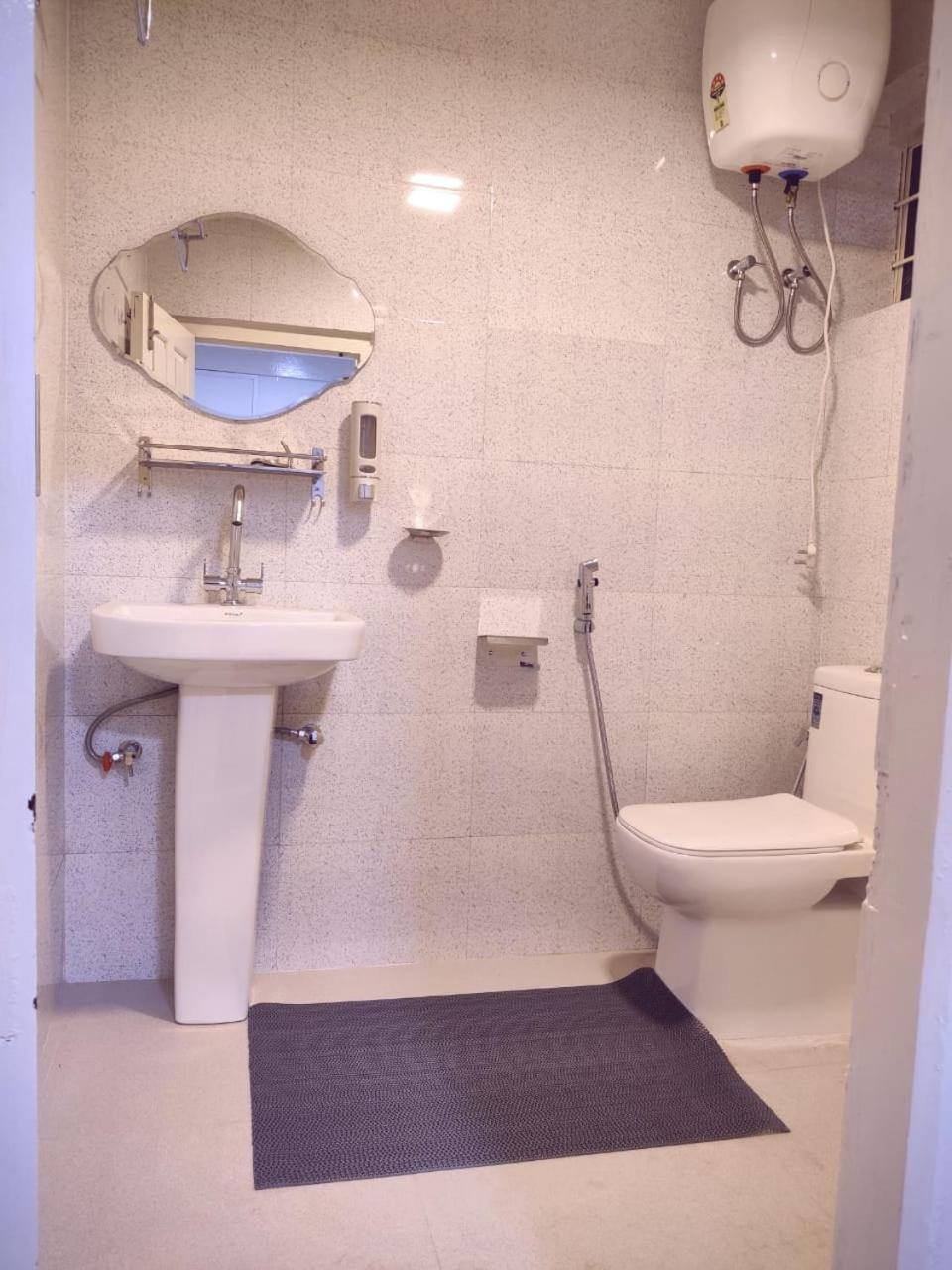 Double or Twin Room - Photo 5