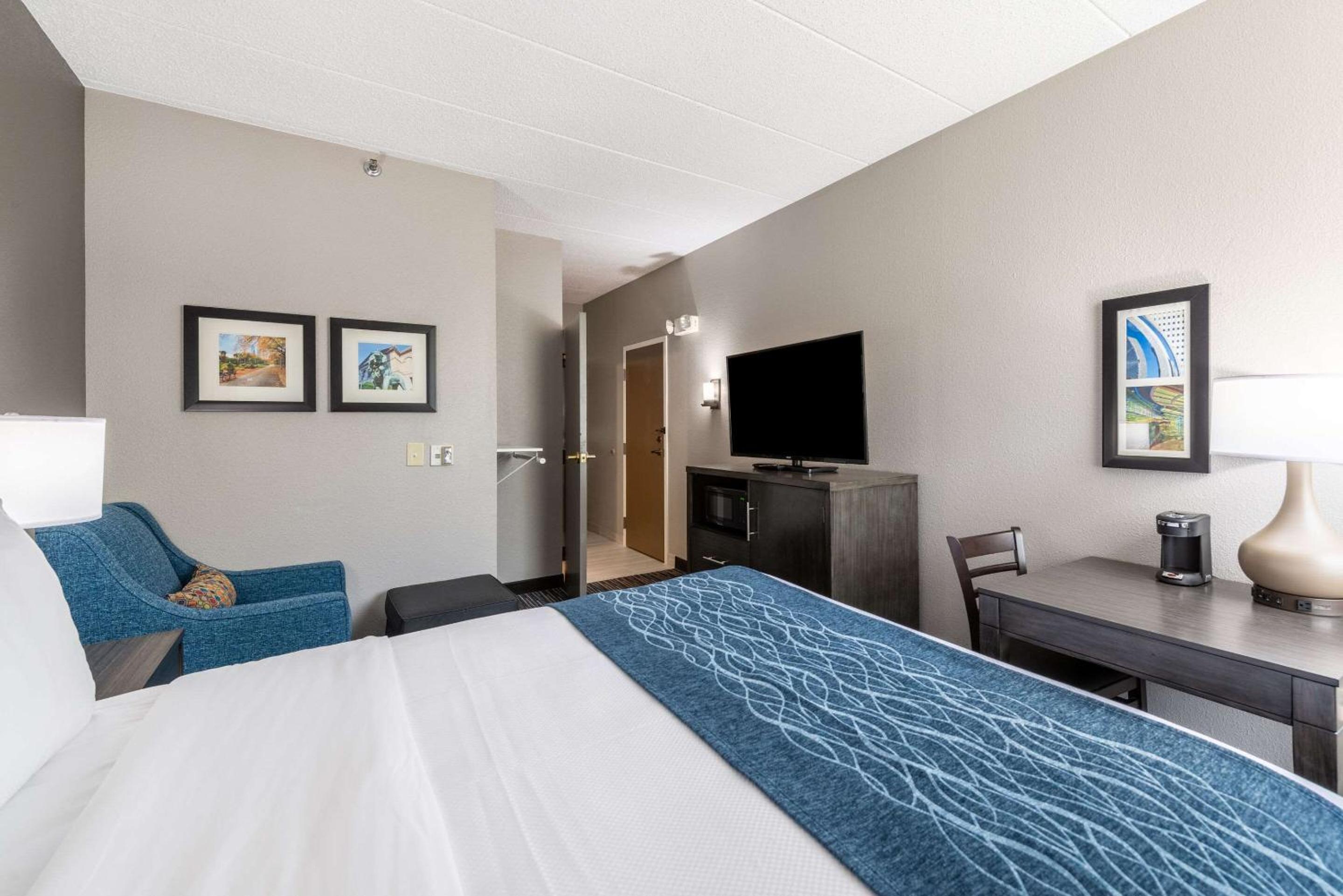 Queen Room - Accessible/Non Smoking - Photo 2