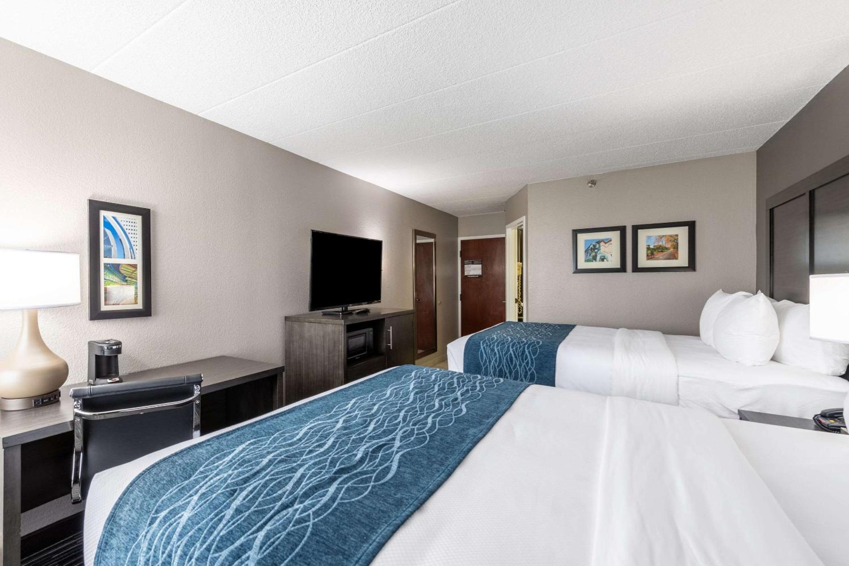 Queen Room with Two Queen Beds - Accessible/Non-Smoking  - Photo 3