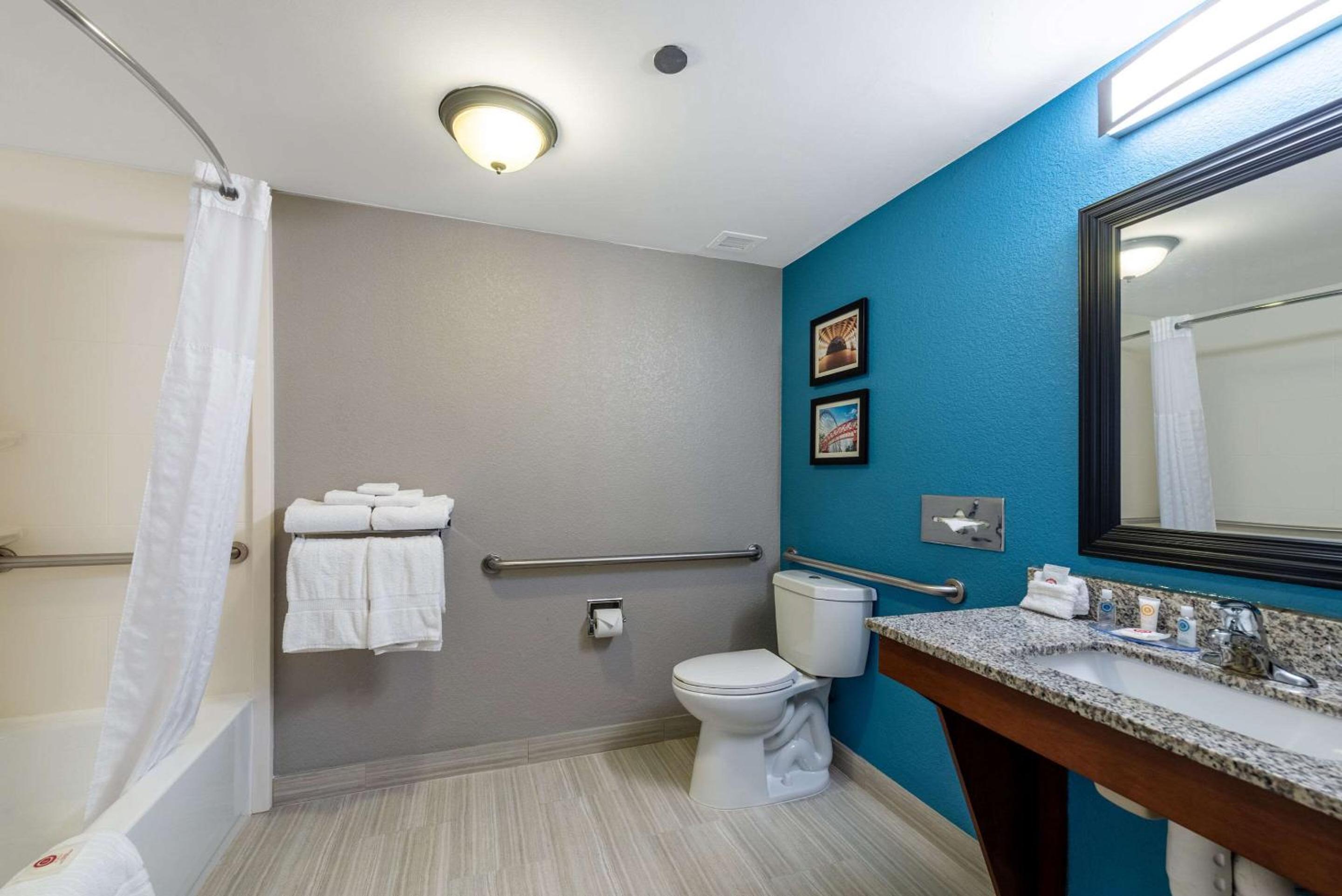 Standard Queen Room with Two Queen Beds - Non-Smoking - Photo 4