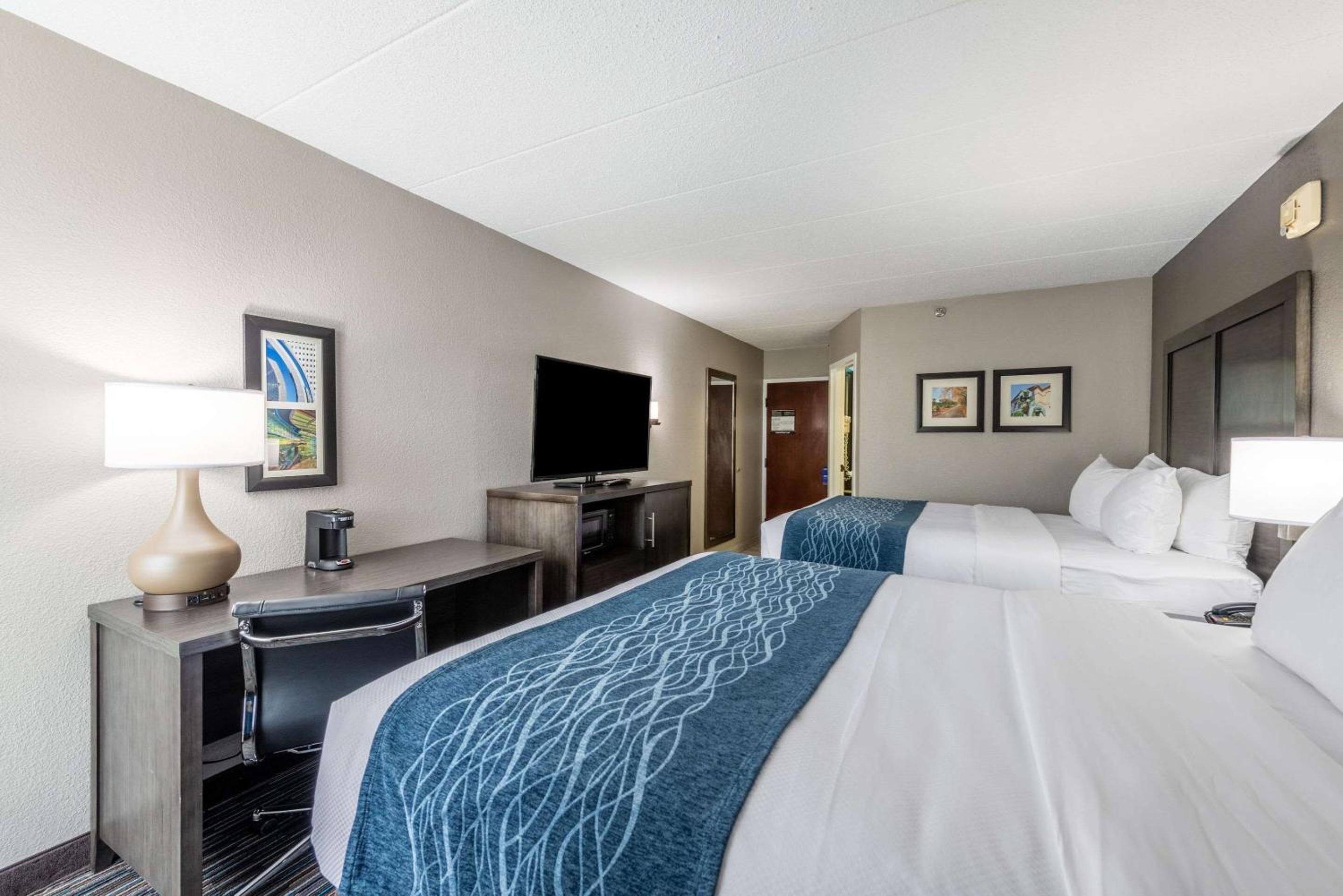 Standard Queen Room with Two Queen Beds - Non-Smoking - Photo 2