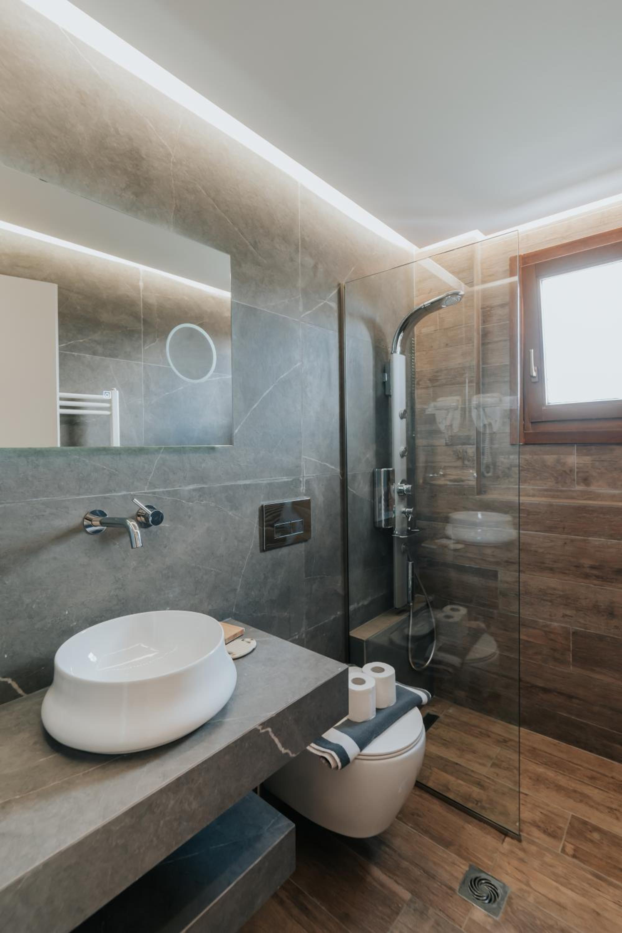 Deluxe Suite - Photo 6