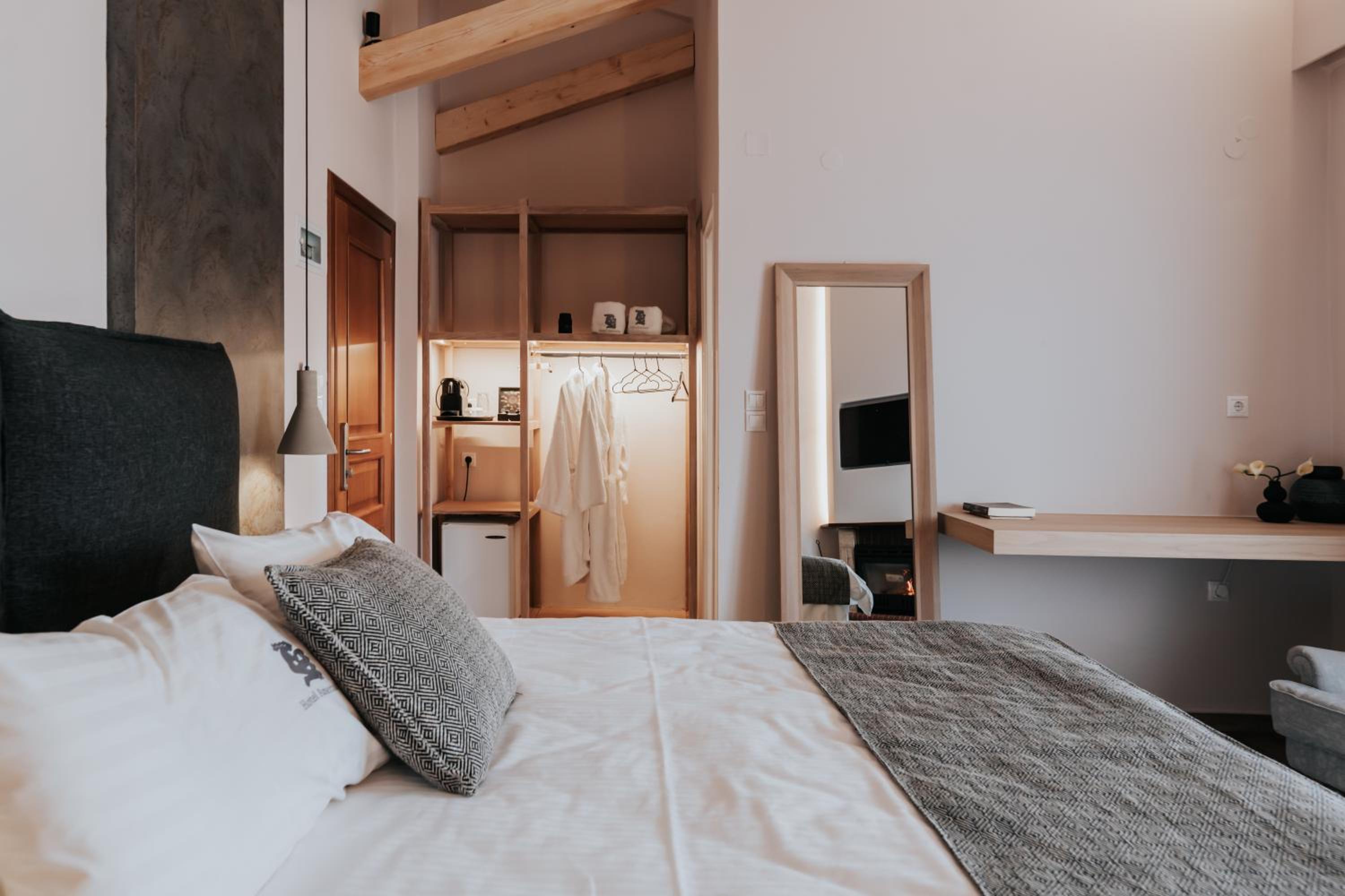Deluxe Suite - Photo 13