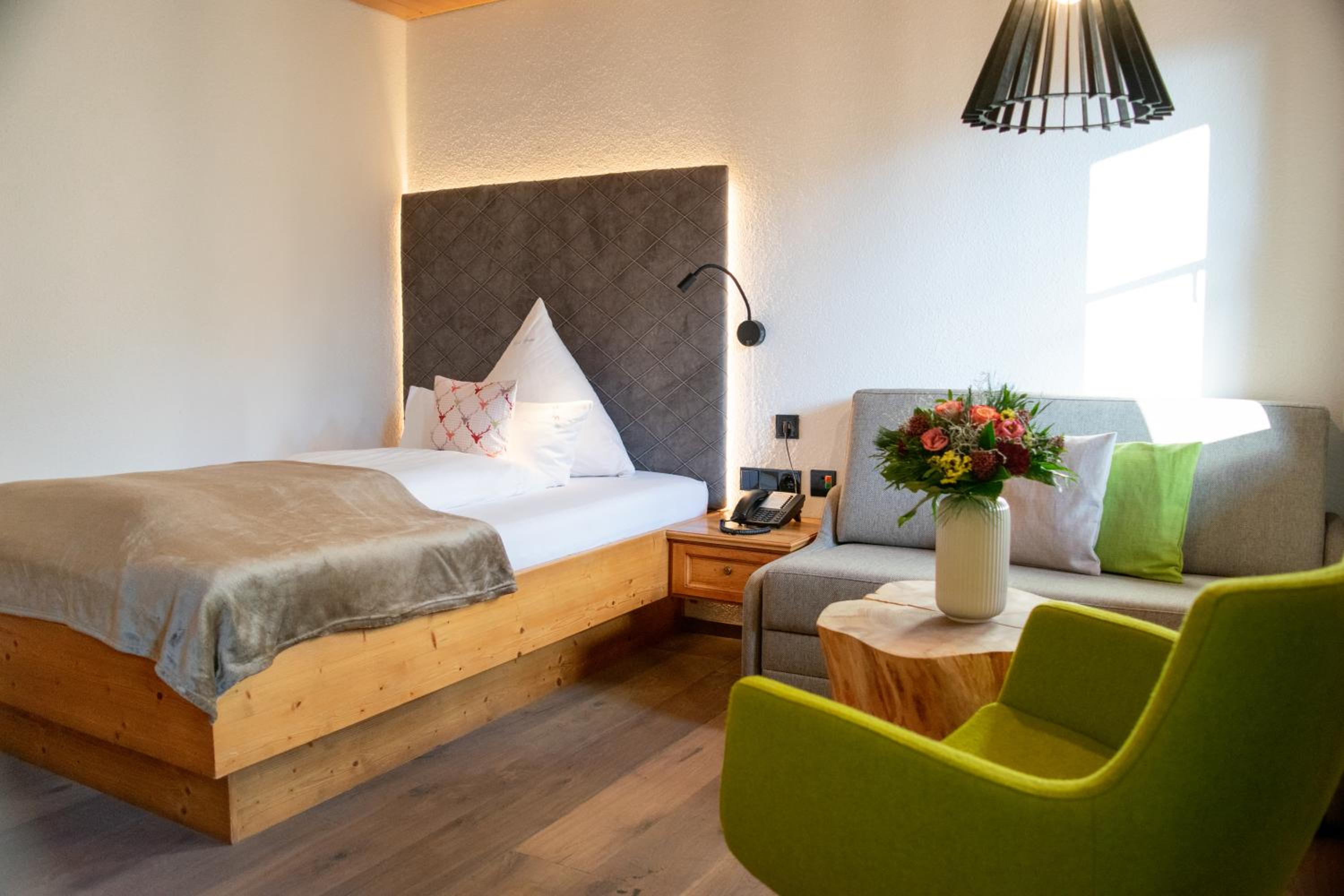 Deluxe Single Room with Balcony and Mountain View