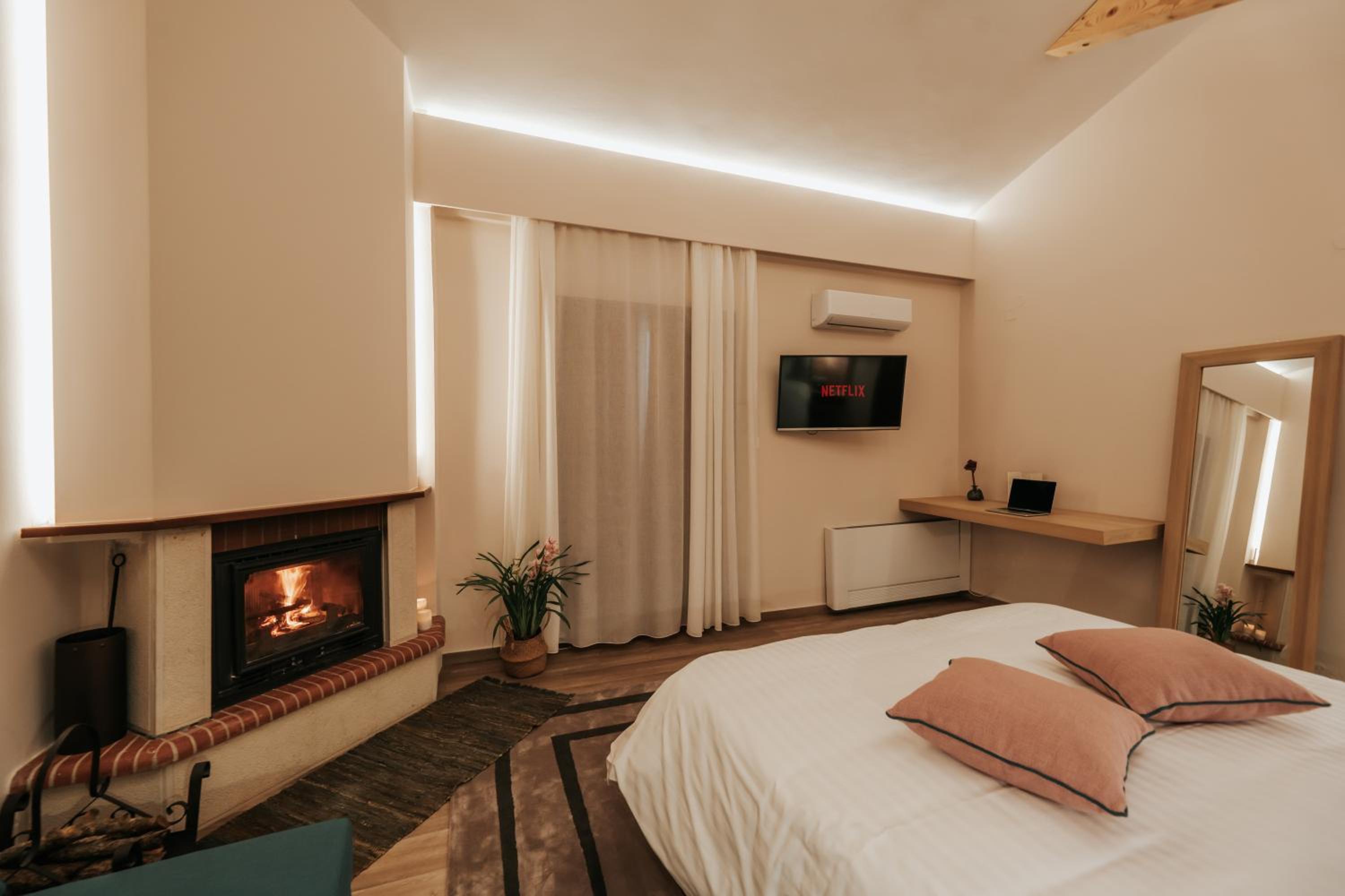 Deluxe Suite - Photo 17