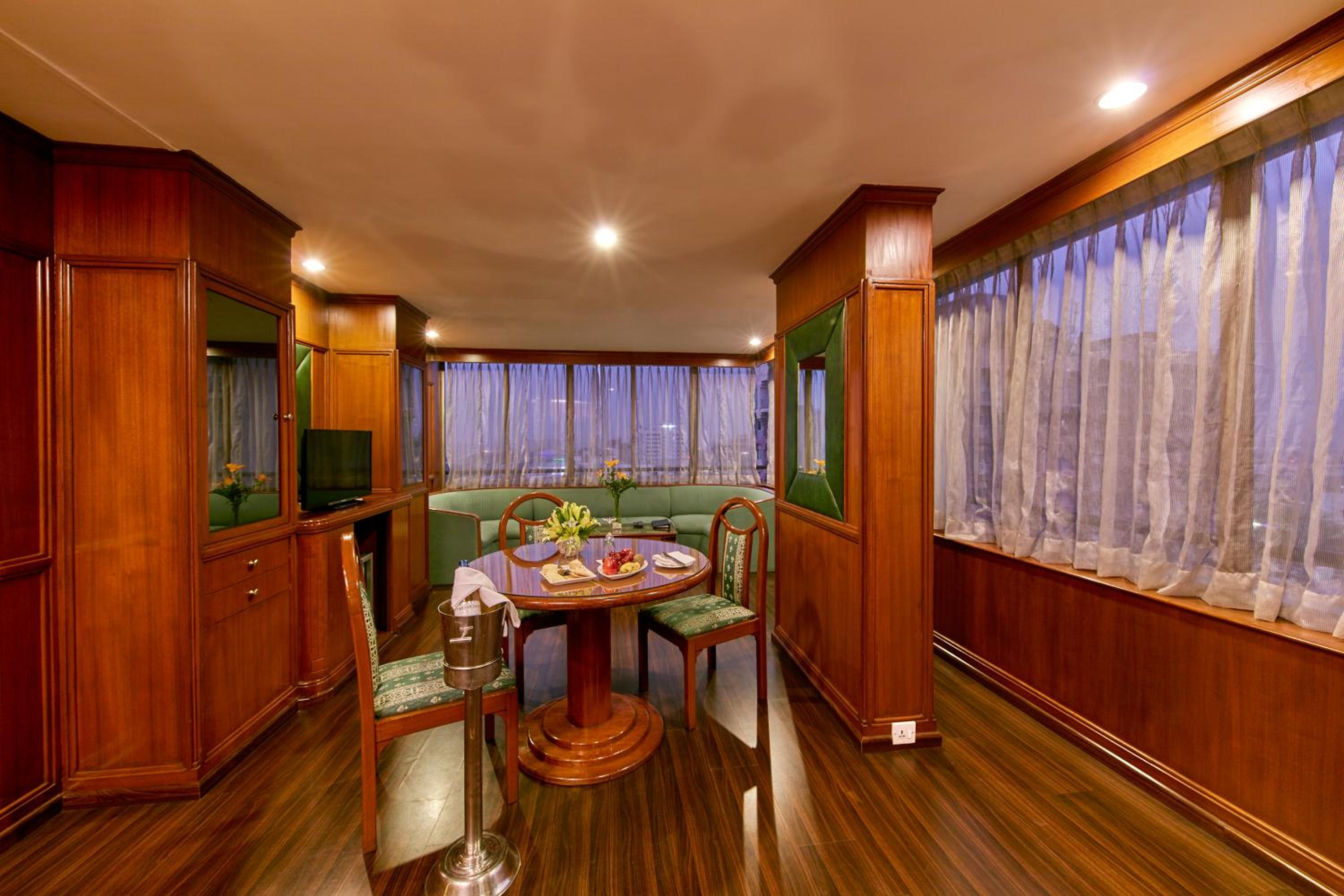 Executive Suite with bathtub & 10% Discount on Food & Beverages - Photo 6