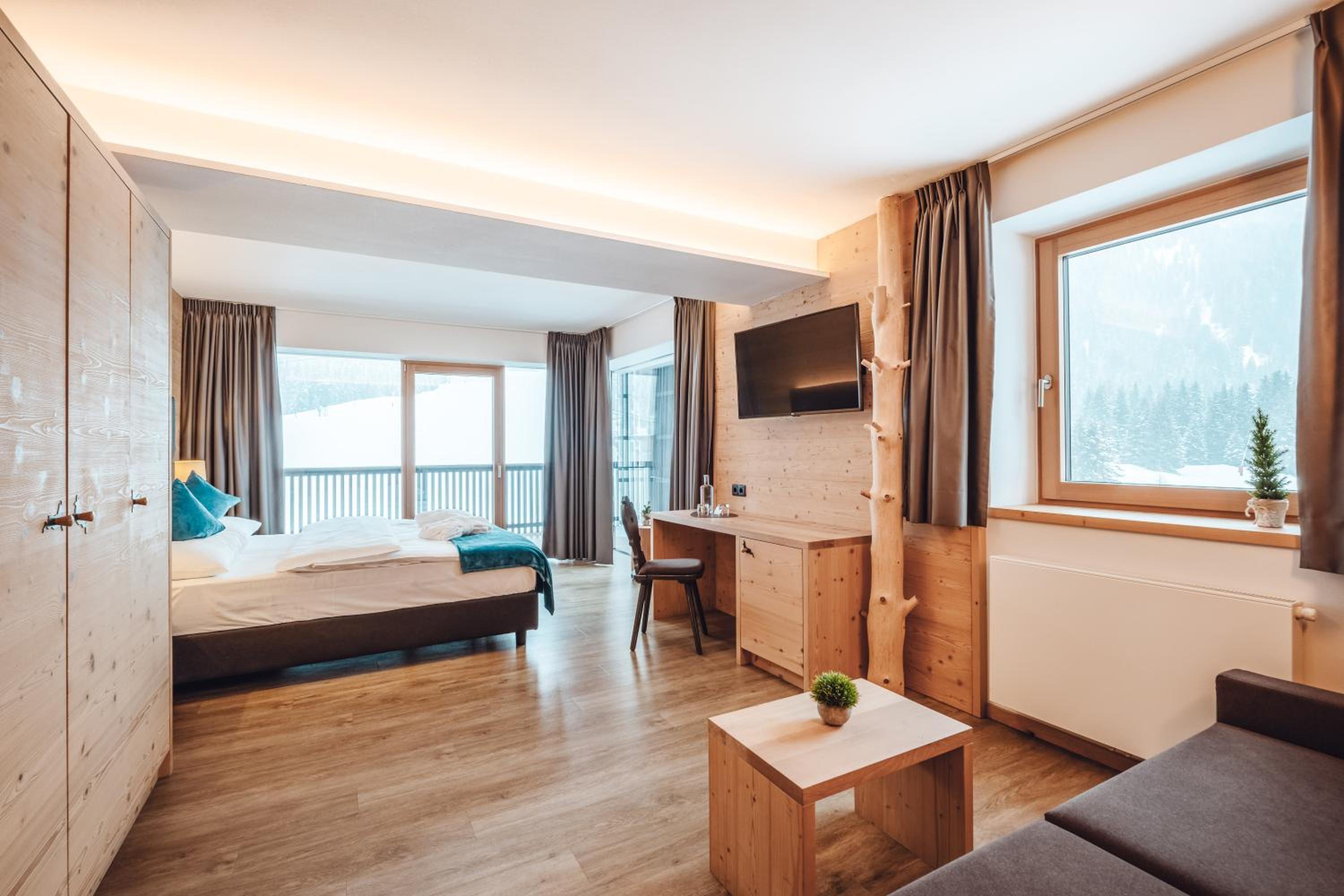 King Room with Balcony - Photo 1