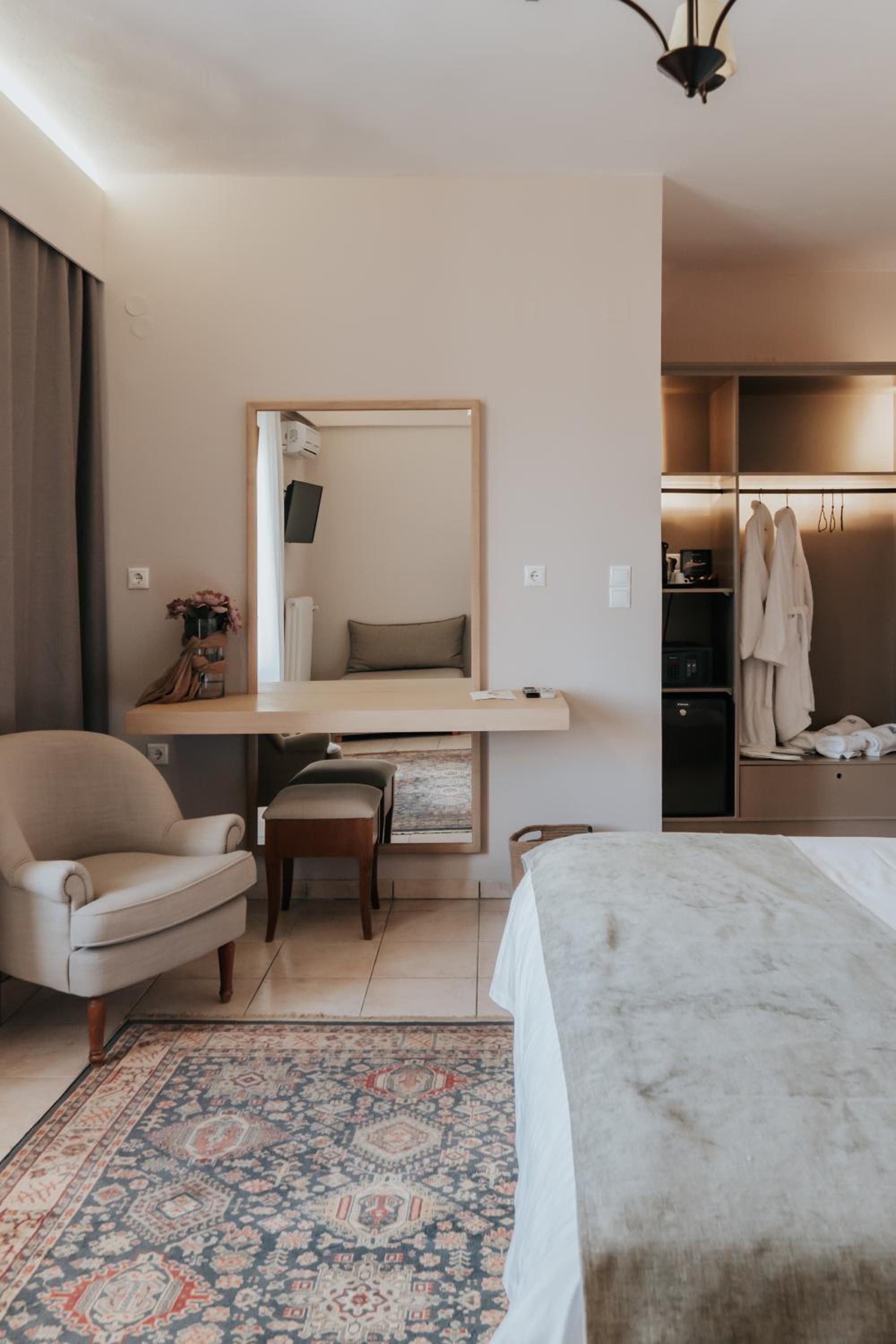 Deluxe King Room - Photo 8