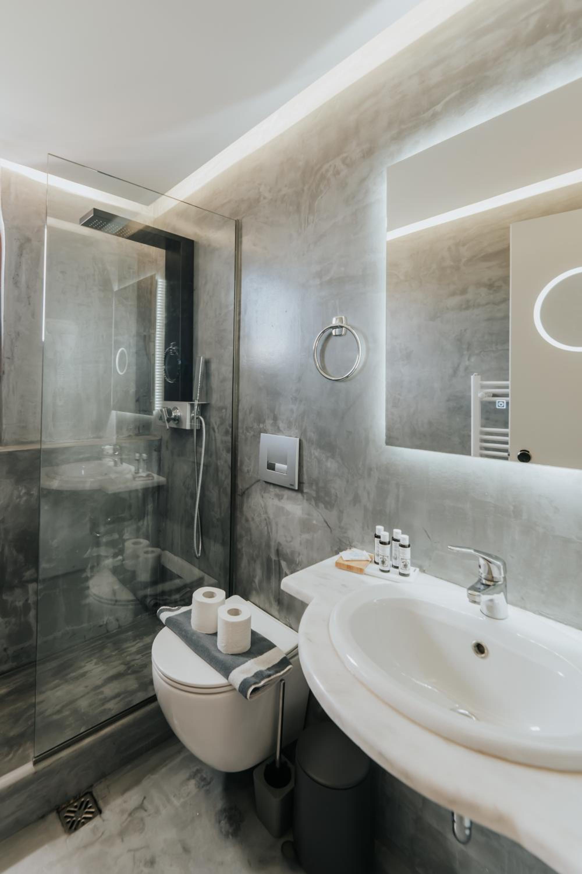 Deluxe King Room - Photo 17