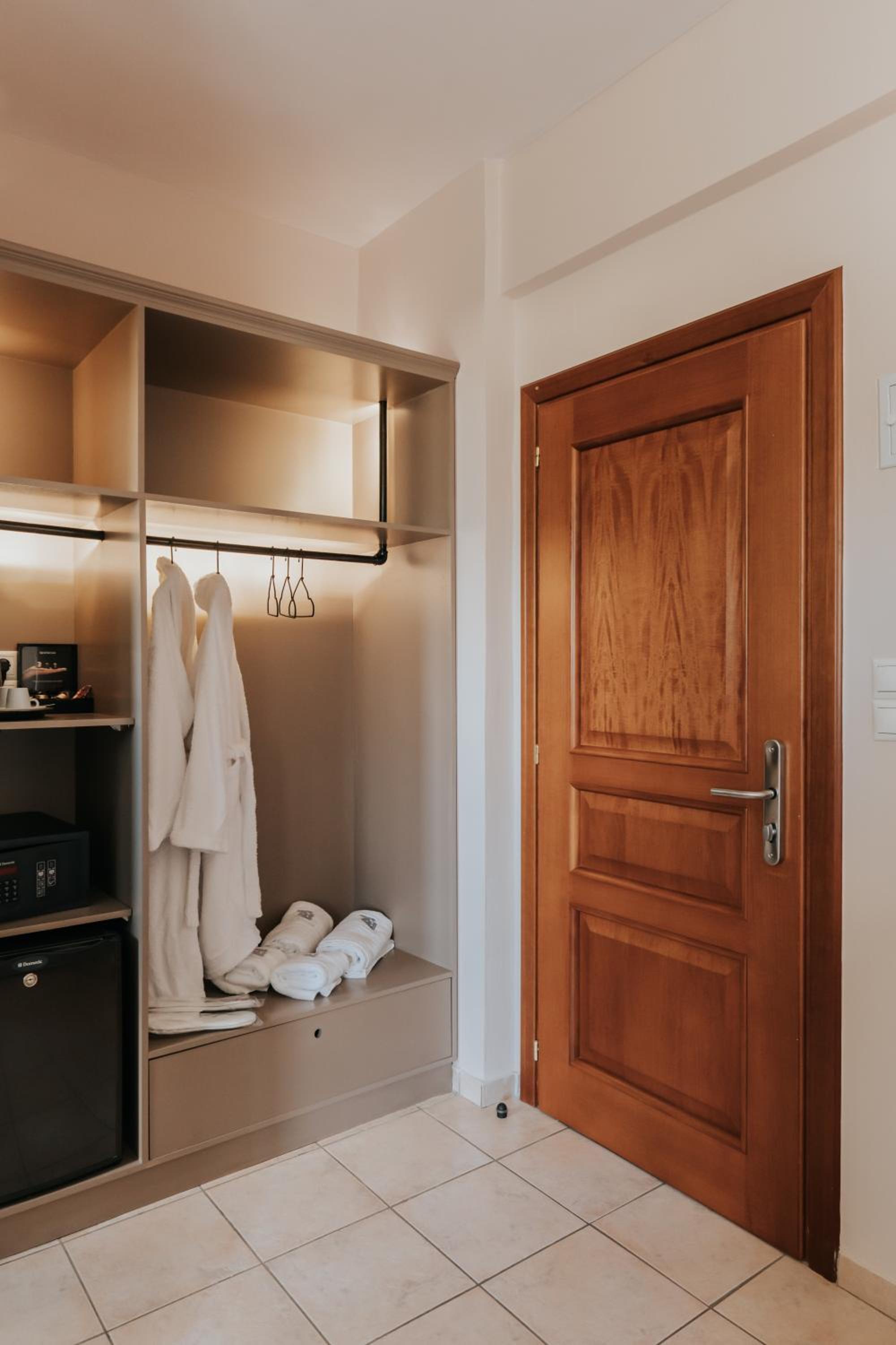 Deluxe King Room - Photo 11