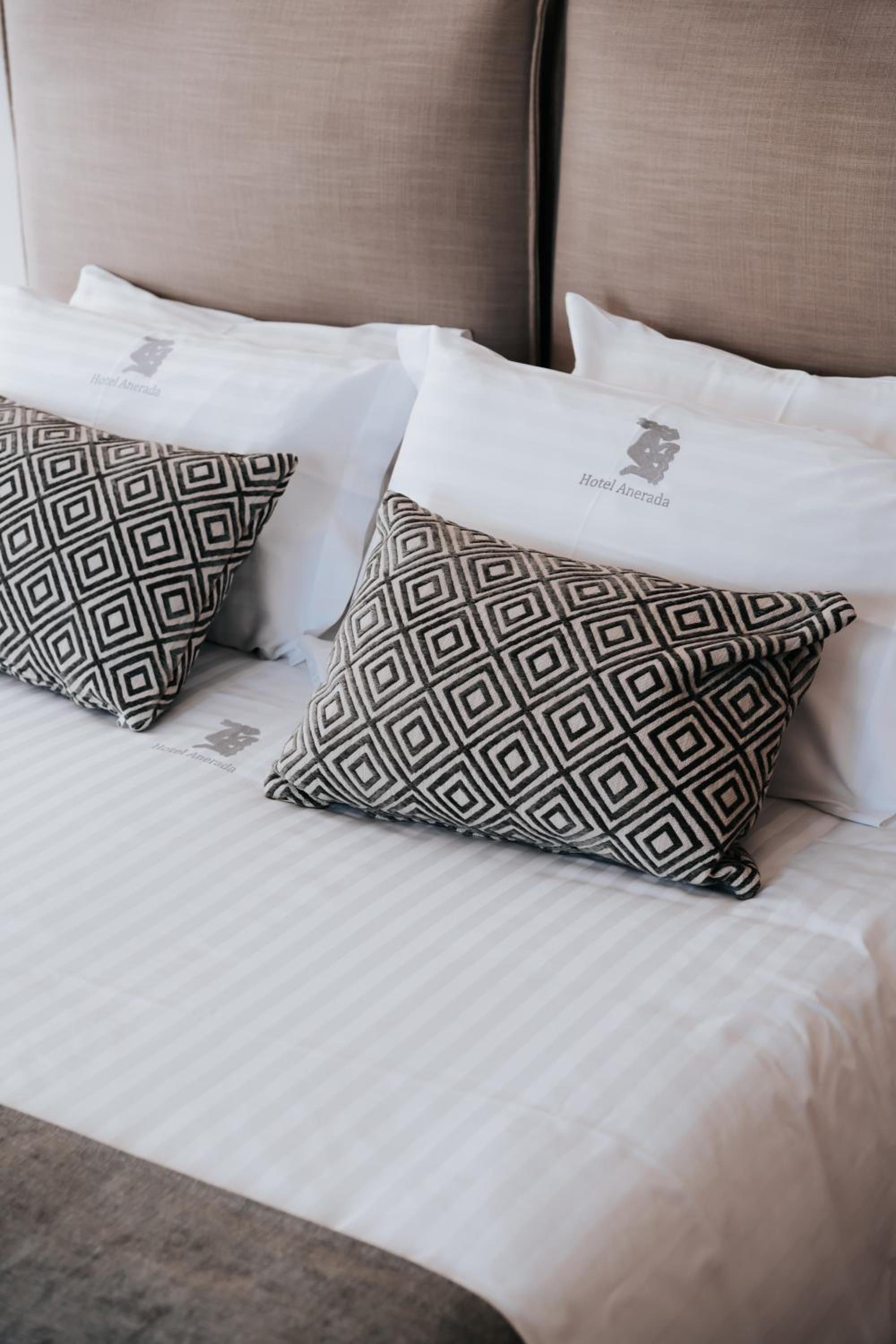 Deluxe King Room - Photo 16