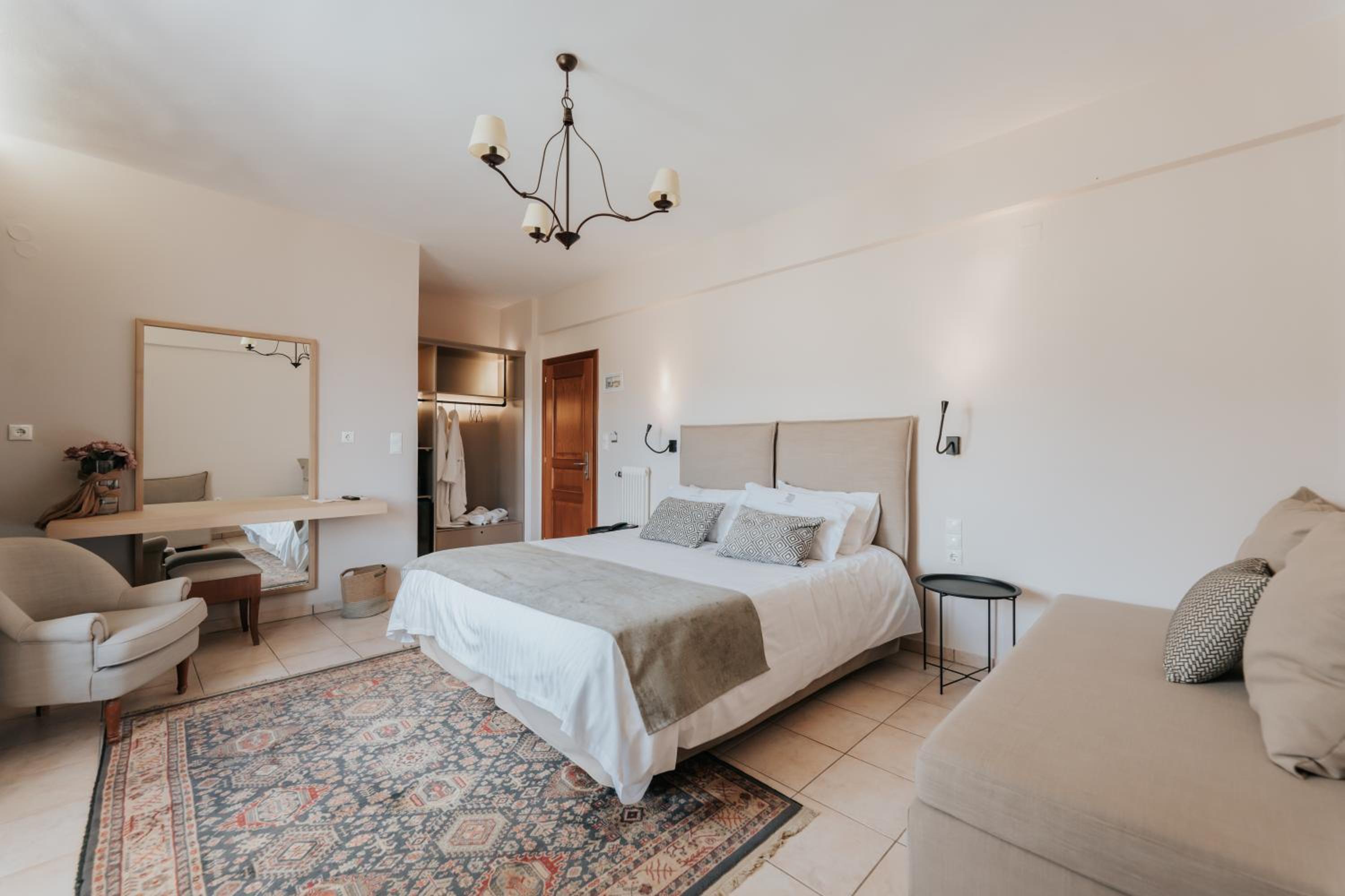Deluxe King Room - Photo 2